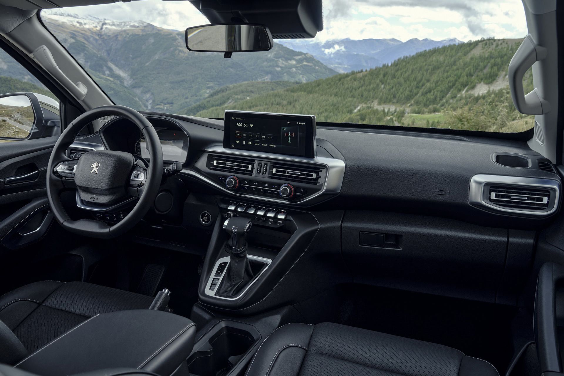 نمای کابین و داشبورد وانت پیکاپ پژو لندترک / 2021 Peugeot Landtrek Pickup Truck 