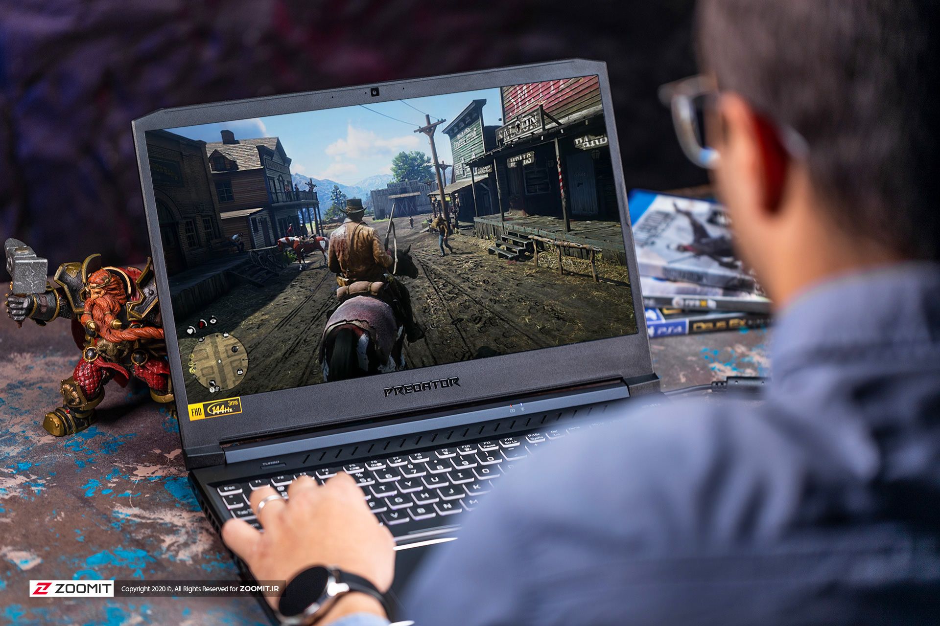 یک مرد در حال بازی رد دد ردمپشن 2 روی لپ تاپ گیمینگ ایسر