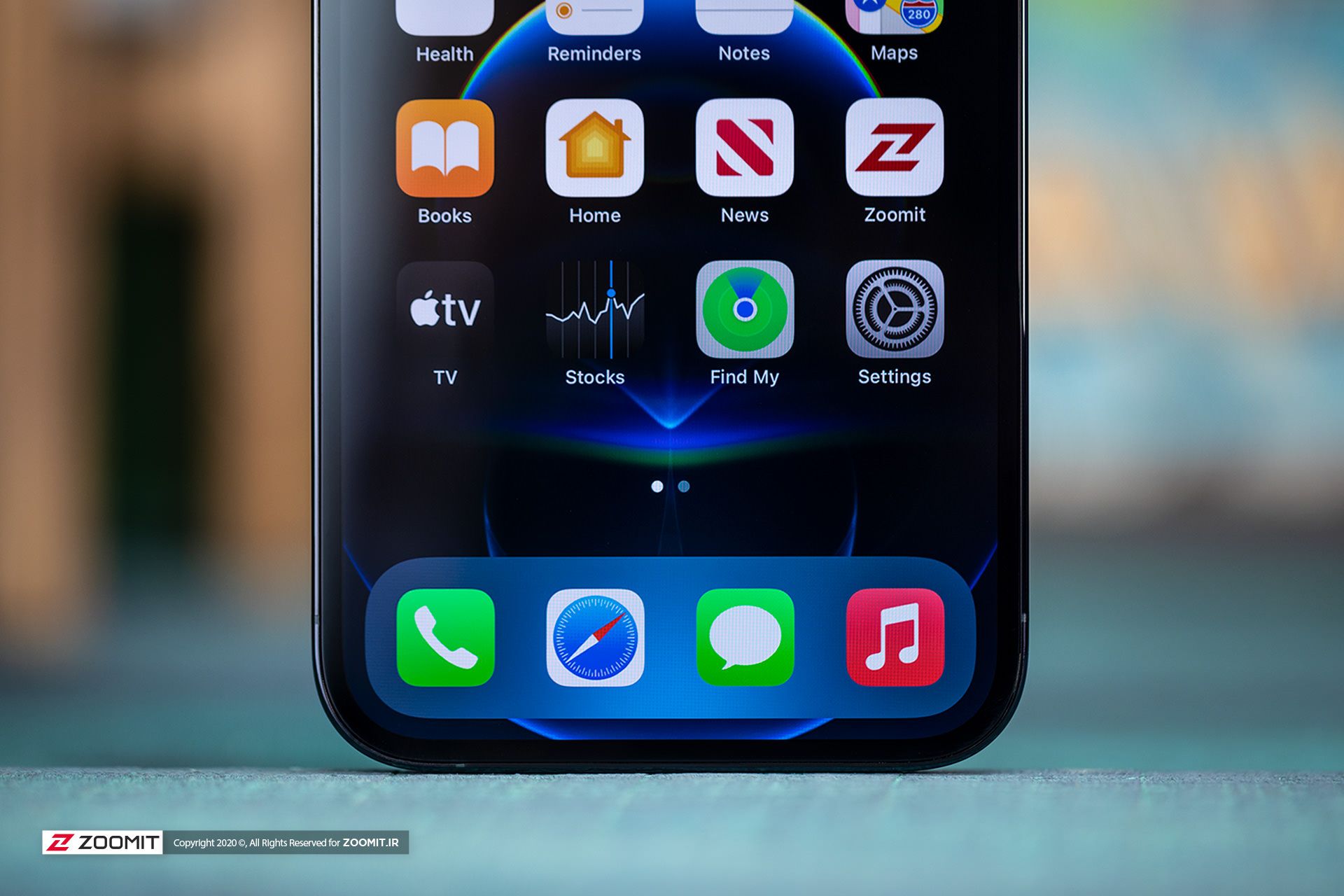 آیکون‌های رابط کاربری iOS روی آیفون ۱۲ پرو مکس و حاشیه پایین صفحه نمایش