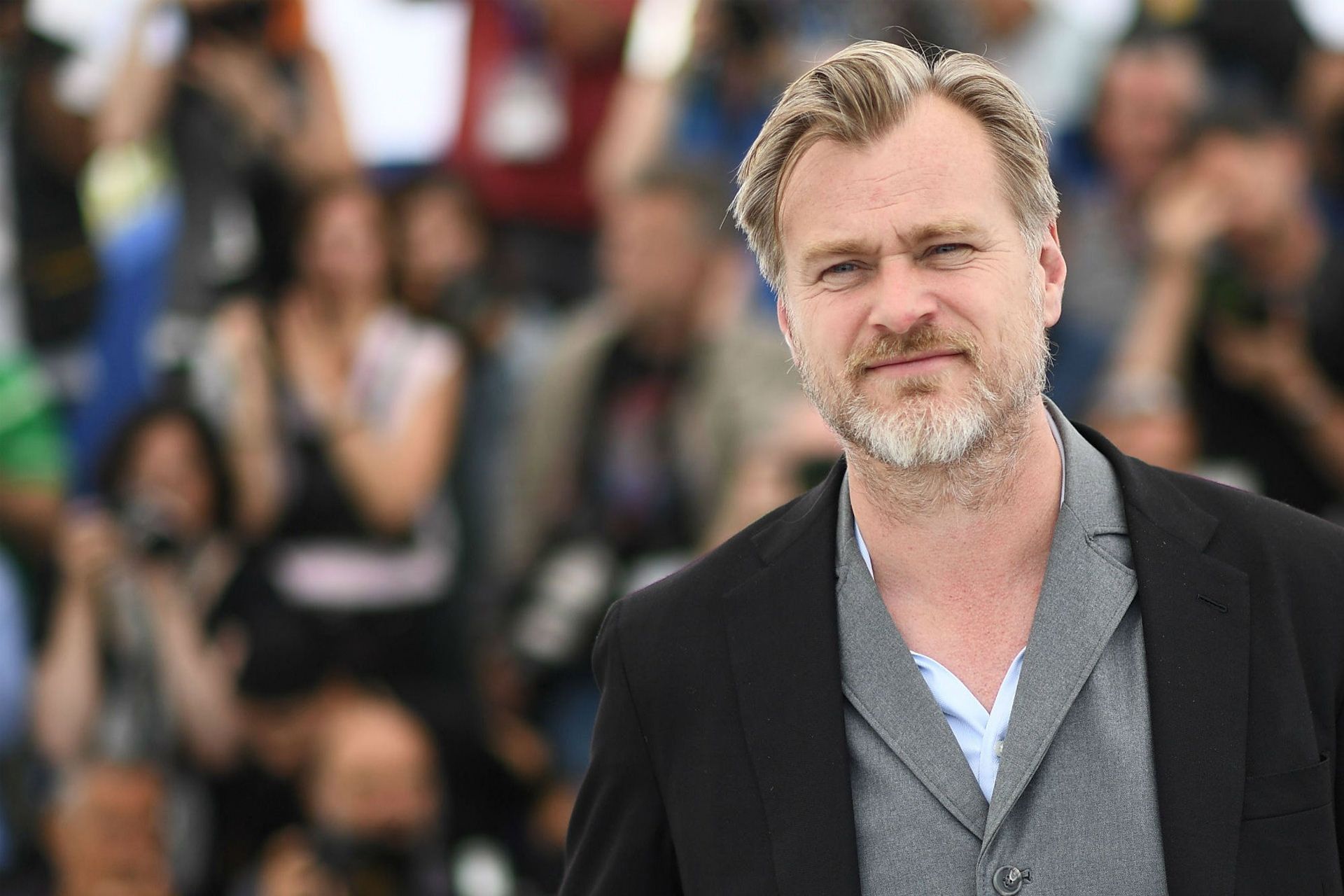 کریستوفر نولان / Christopher Nolan کارگردان فیلم تنت و اینسپشن در فضای باز با ریش