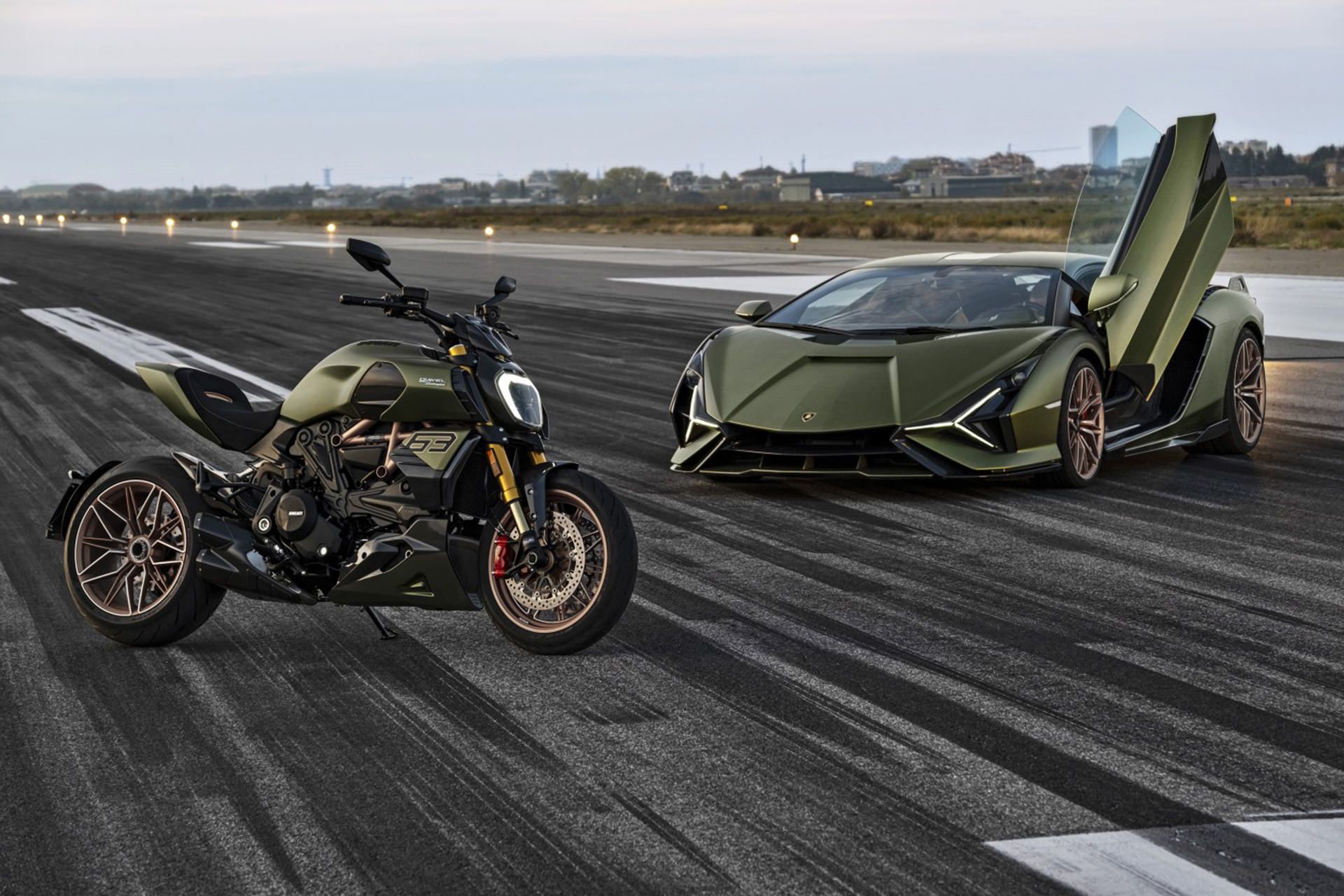 نمای جانبی موتورسیکلت دوکاتی دیاول 1260 لامبورگینی / Ducati Diavel 1260 Lamborghini motorcycle سبز رنگ در کنار ابرخودرو لامبورگینی سیان در جاده