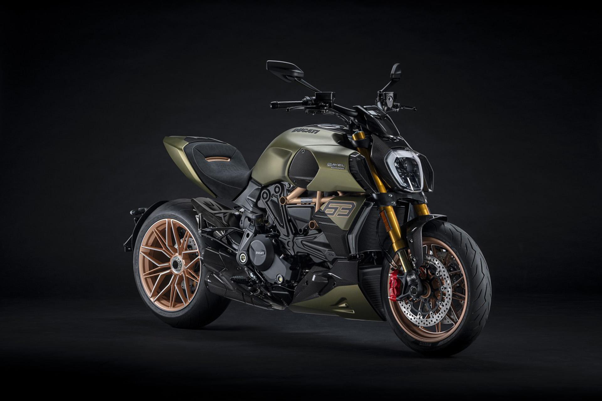 نمای سه چهارم موتورسیکلت دوکاتی دیاول 1260 لامبورگینی / Ducati Diavel 1260 Lamborghini motorcycle سبز رنگ