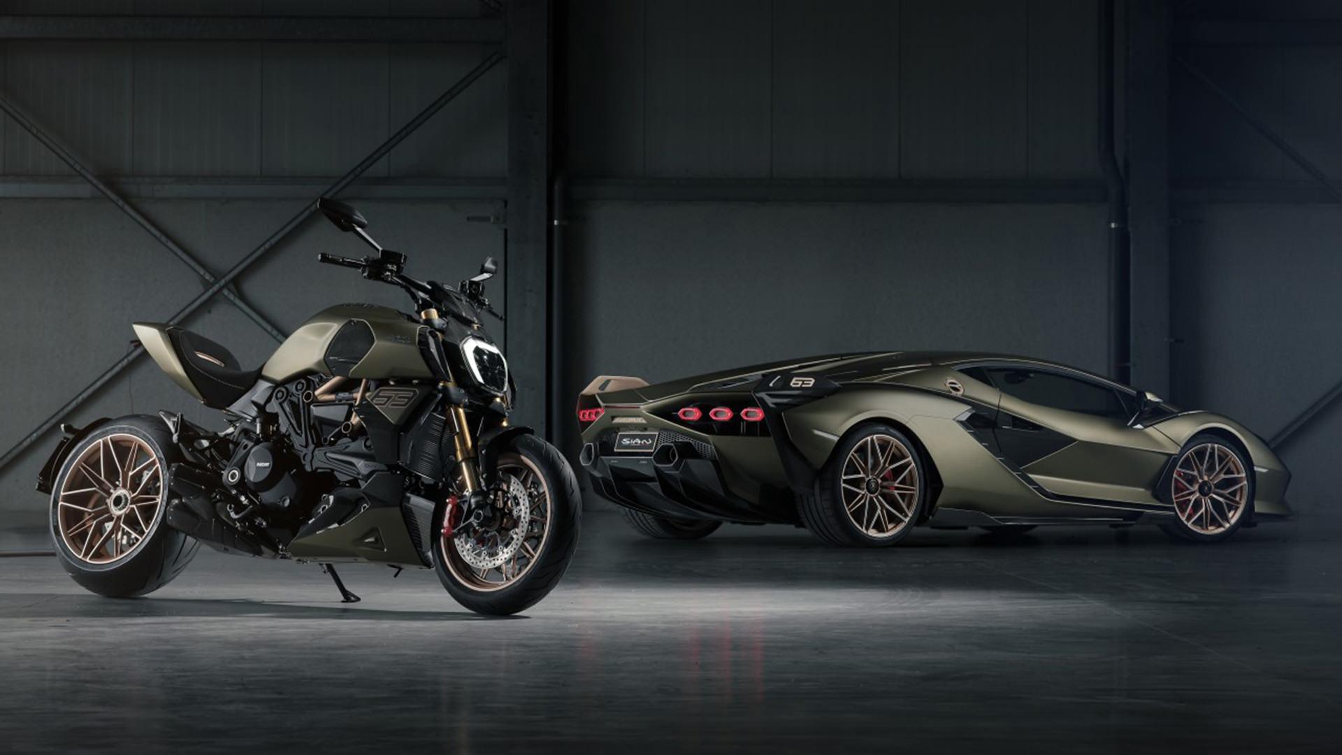 نمای جلو موتورسیکلت دوکاتی دیاول 1260 لامبورگینی / Ducati Diavel 1260 Lamborghini motorcycle سبز رنگ در کنار ابرخودرو لامبورگینی سیان