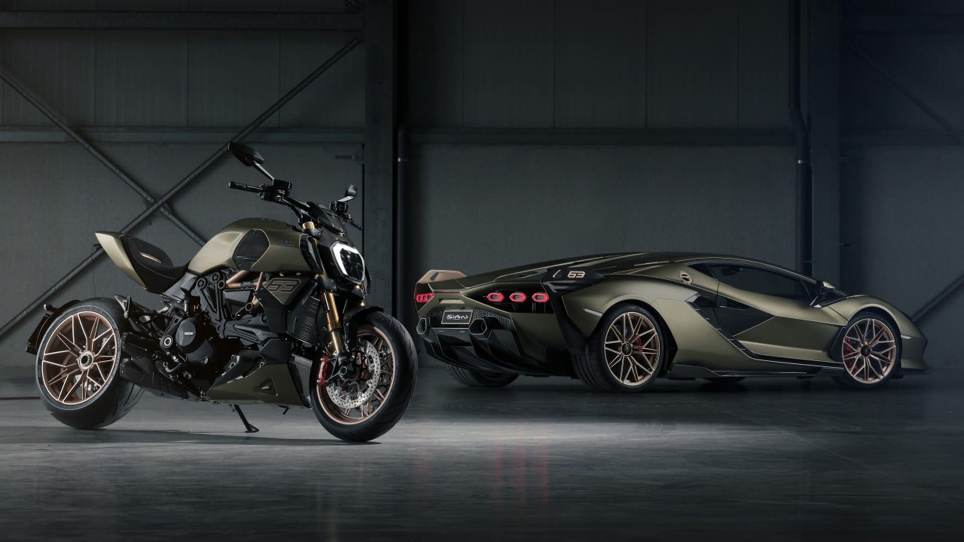 نمای جلو موتورسیکلت دوکاتی دیاول 1260 لامبورگینی / Ducati Diavel 1260 Lamborghini motorcycle سبز رنگ در کنار ابرخودرو لامبورگینی سیان