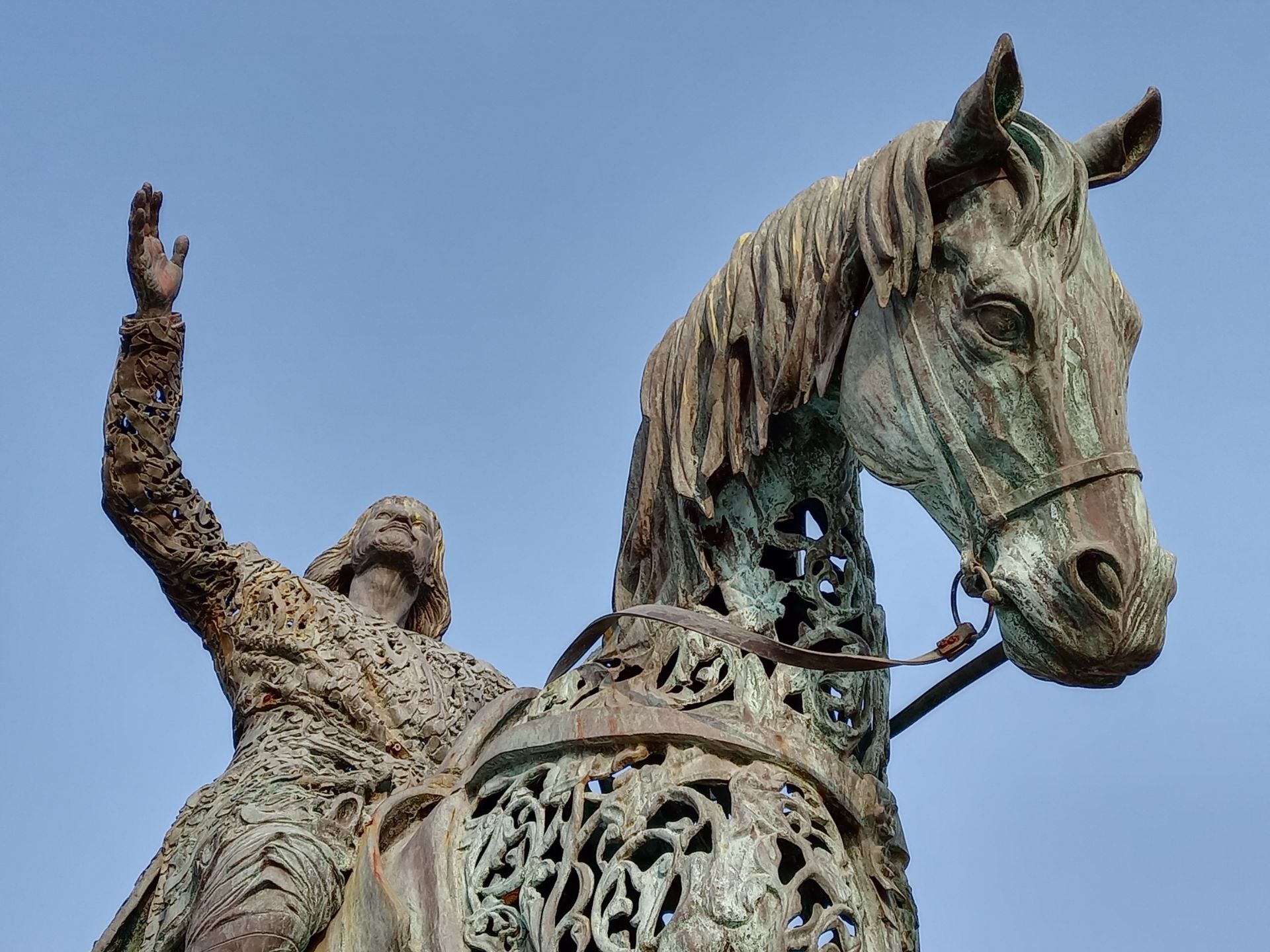نمونه عکس ۲ برابری دوربین اصلی گوشی هواوی Y9a در طول روز - مجسمه‌ای در پارک آب و آتش تهران