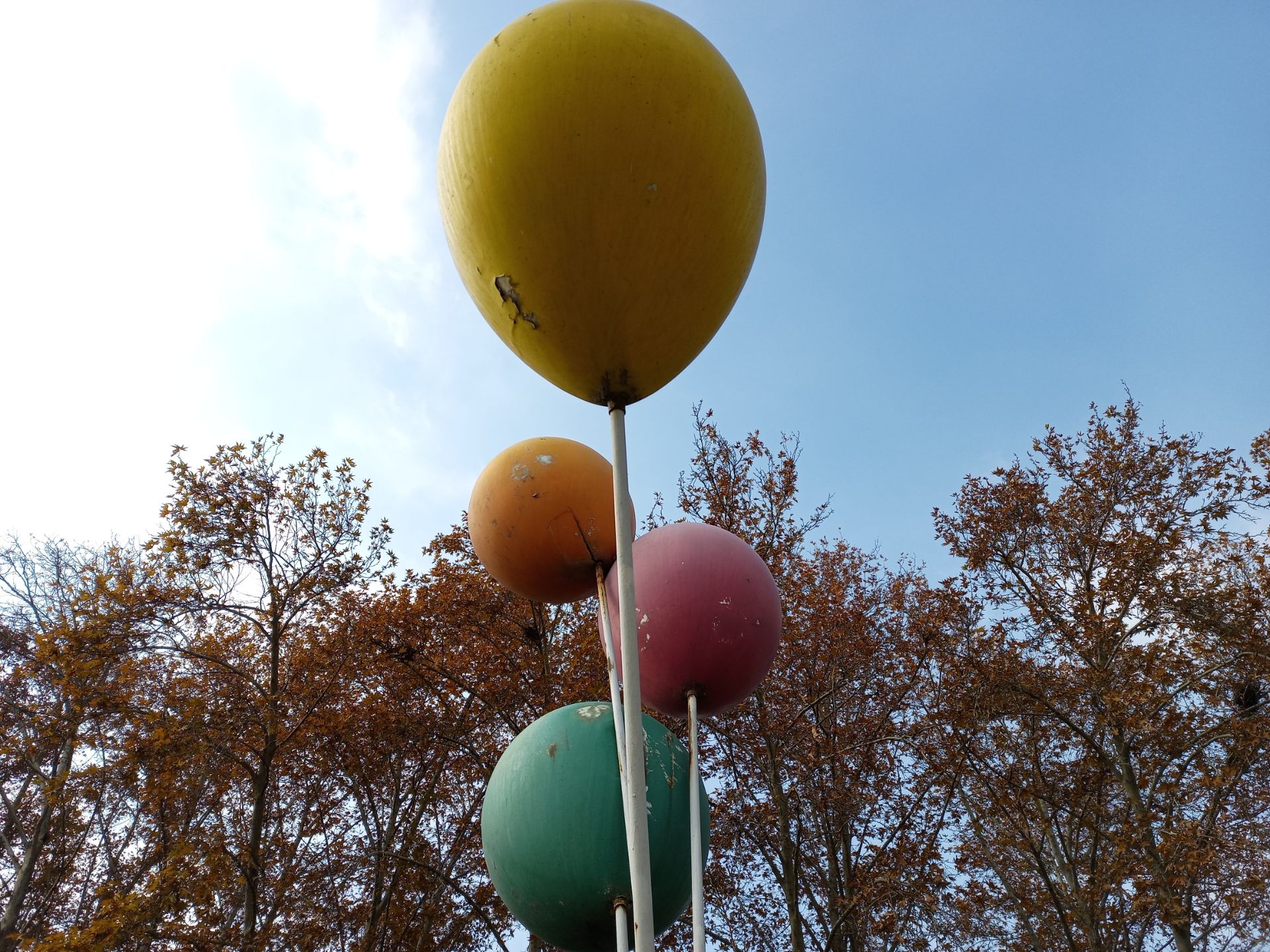 نمونه عکس ۲ برابری دوربین اصلی گوشی هواوی Y9a در طول روز - مجسمه بادکنک در پارک ملت تهران