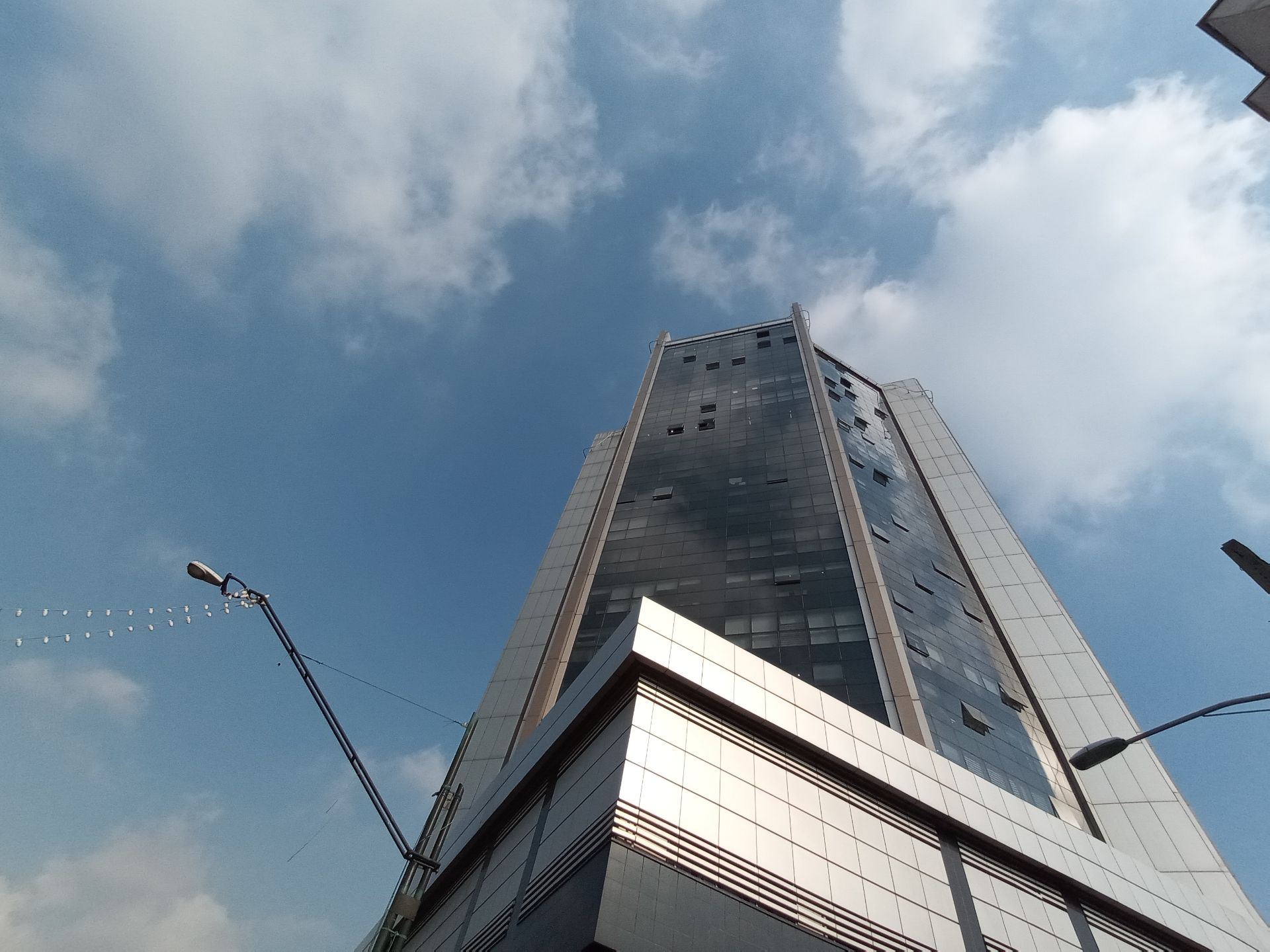 نمونه عکس دوربین اولتراواید گوشی هواوی Y9a در طول روز - ساختمانی در خیابان ولیعصر