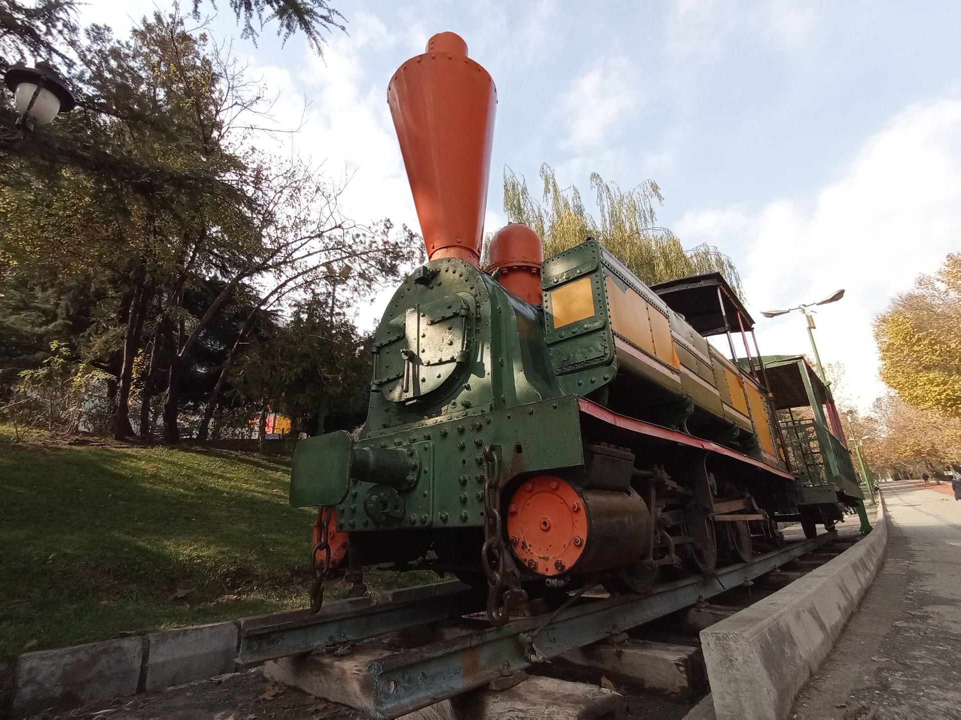 نمونه عکس دوربین اولتراواید گوشی هواوی Y9a در طول روز - لوکوموتیو در پارک ملت تهران