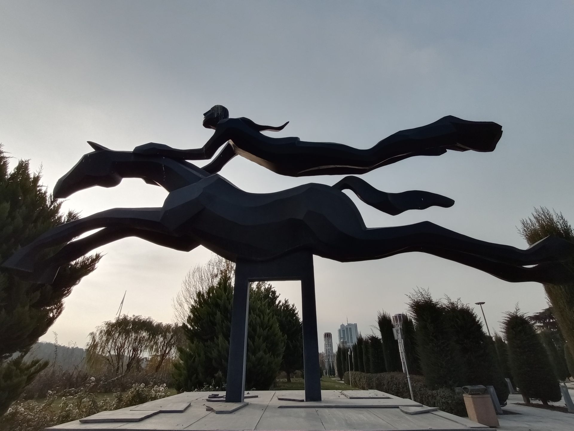 نمونه عکس دوربین اولتراواید گوشی هواوی Y9a در طول روز - مجسمه‌ای در ورودی پارک آب و آتش تهران