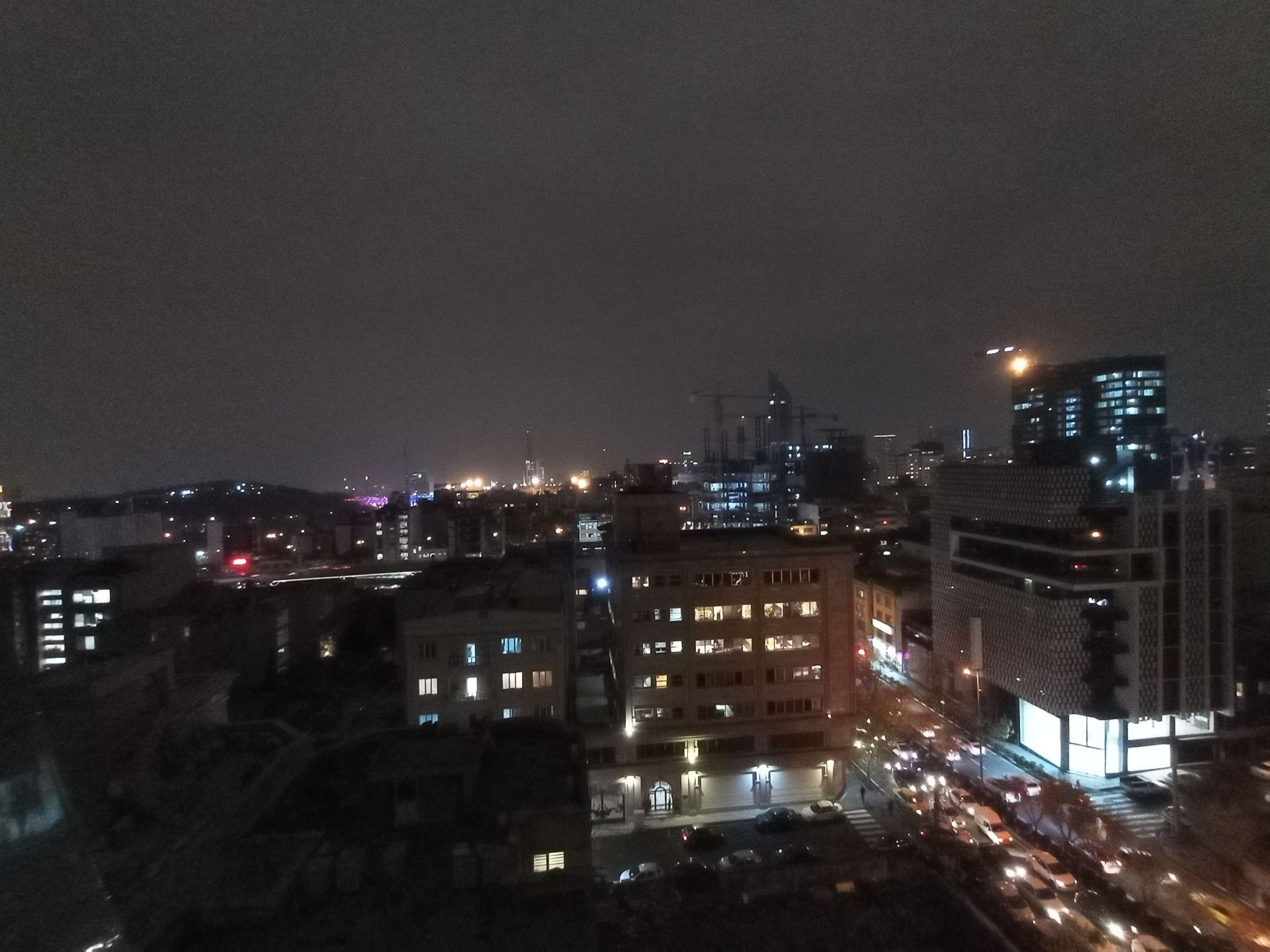 نمونه عکس دوربین اولتراواید گوشی هواوی Y9a در تاریکی - خیابان جردن تهران