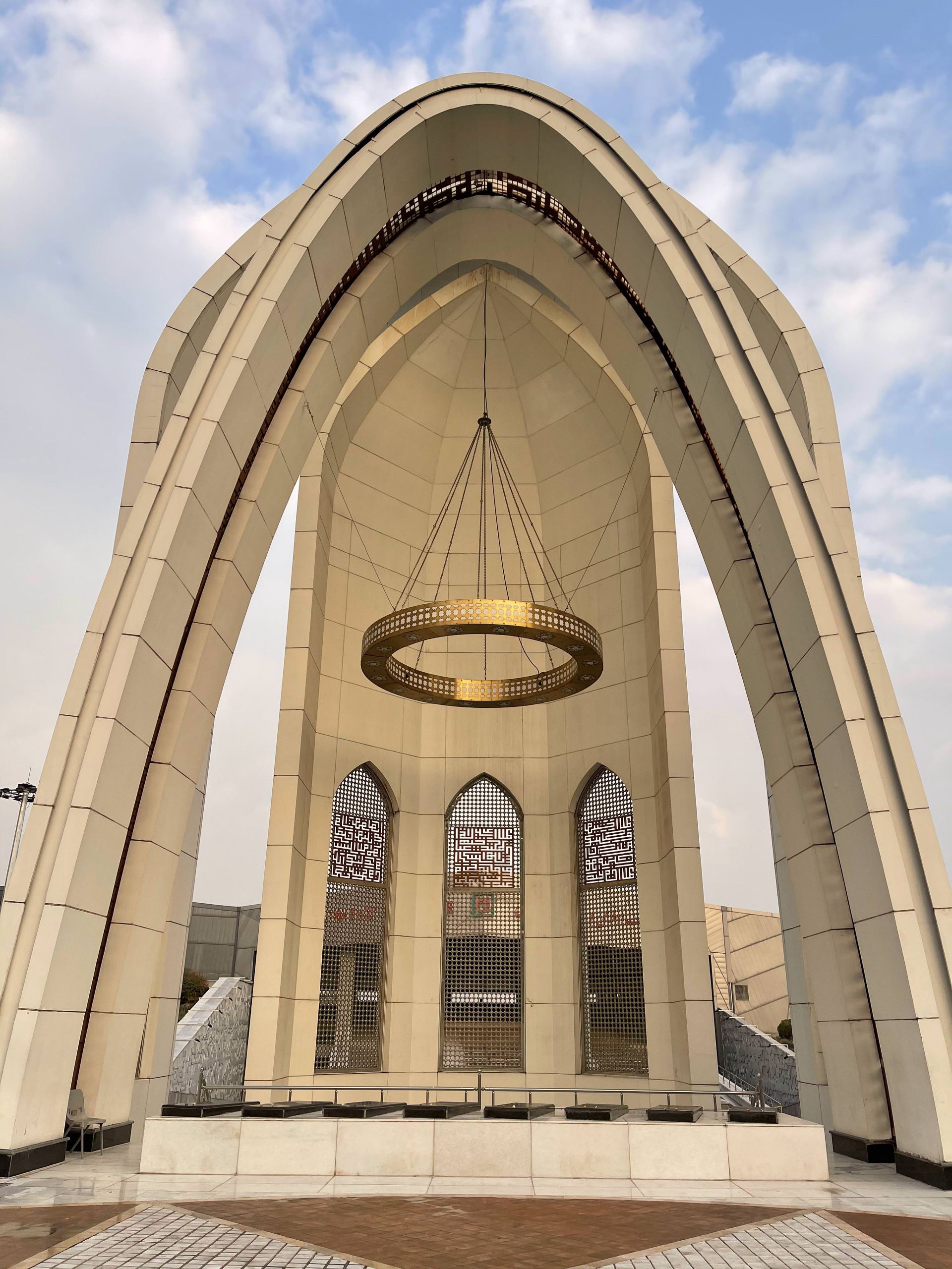 نمونه عکس دوربین اصلی آیفون ۱۲ پرو مکس در طول روز - سردر موزه دفاع مقدس تهران
