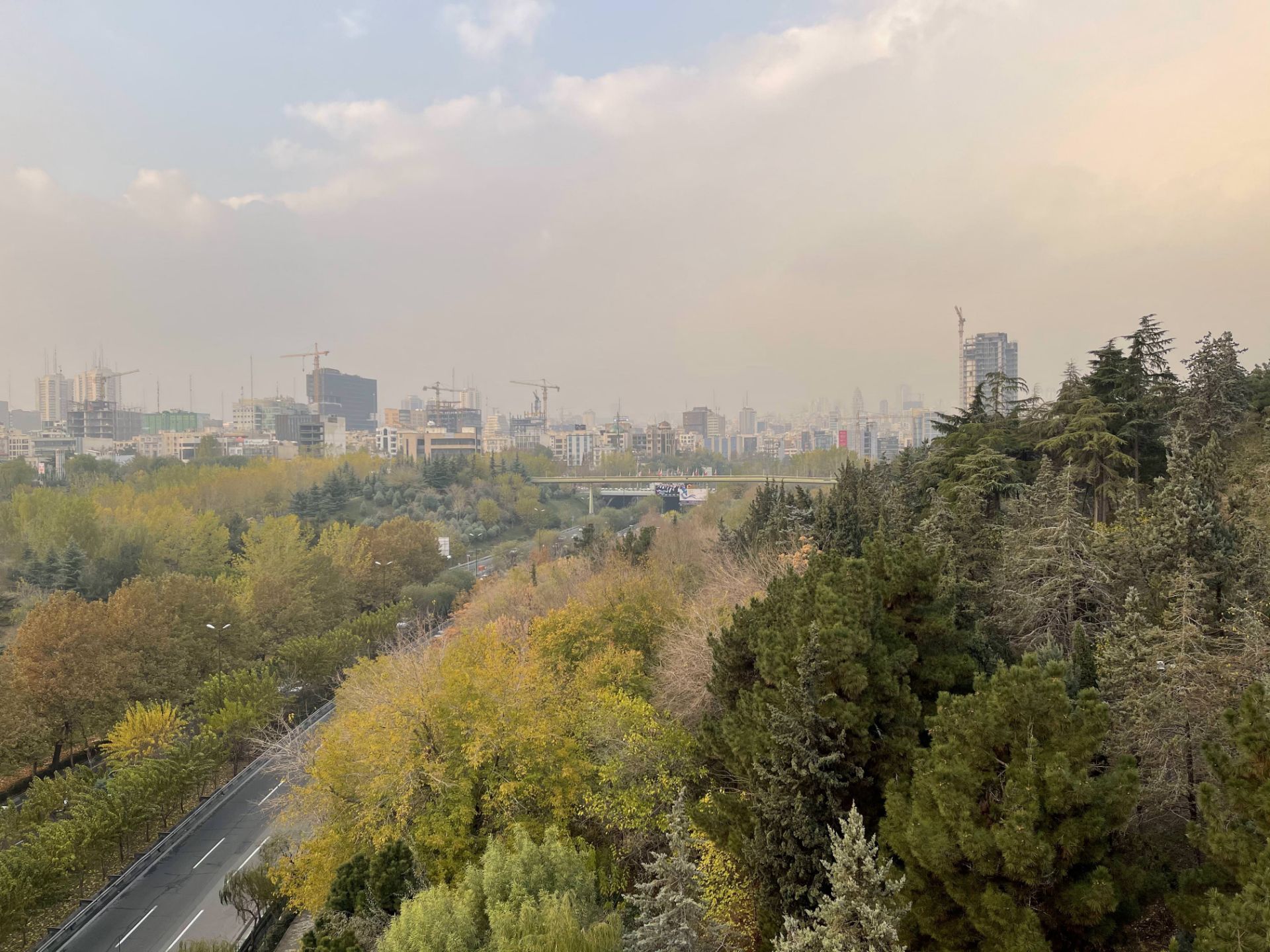 نمونه عکس دوربین اصلی آیفون ۱۲ پرو مکس در طول روز - نمای بزرگراه مدرس تهران از پل طبیعت