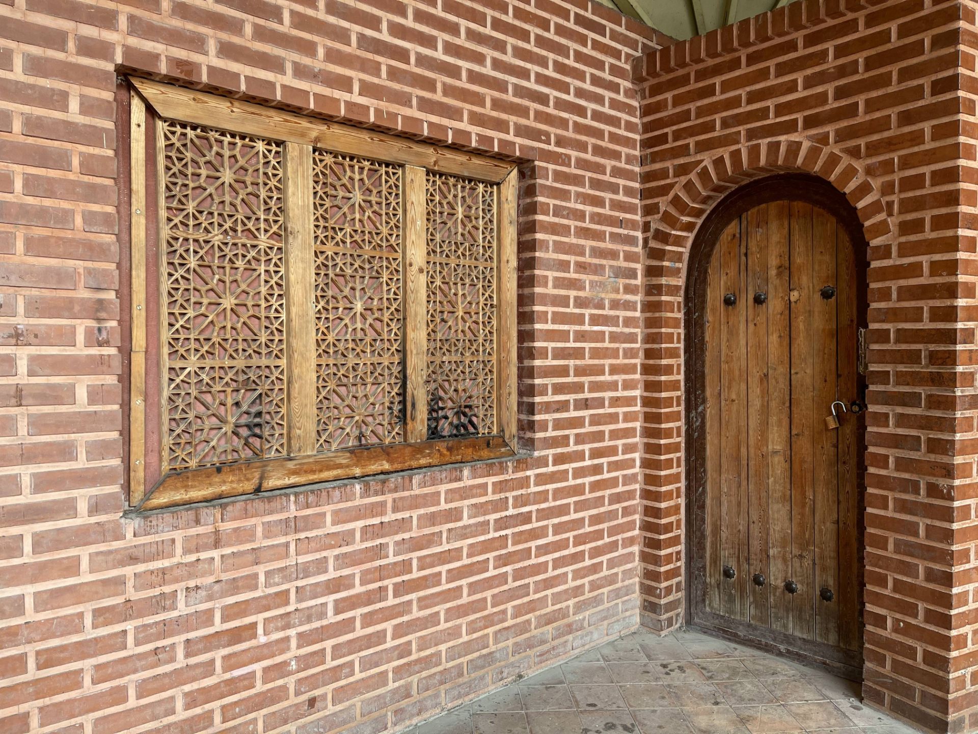 نمونه عکس دوربین اصلی آیفون ۱۲ پرو مکس در طول روز - آجرنمایی در پارک صبا