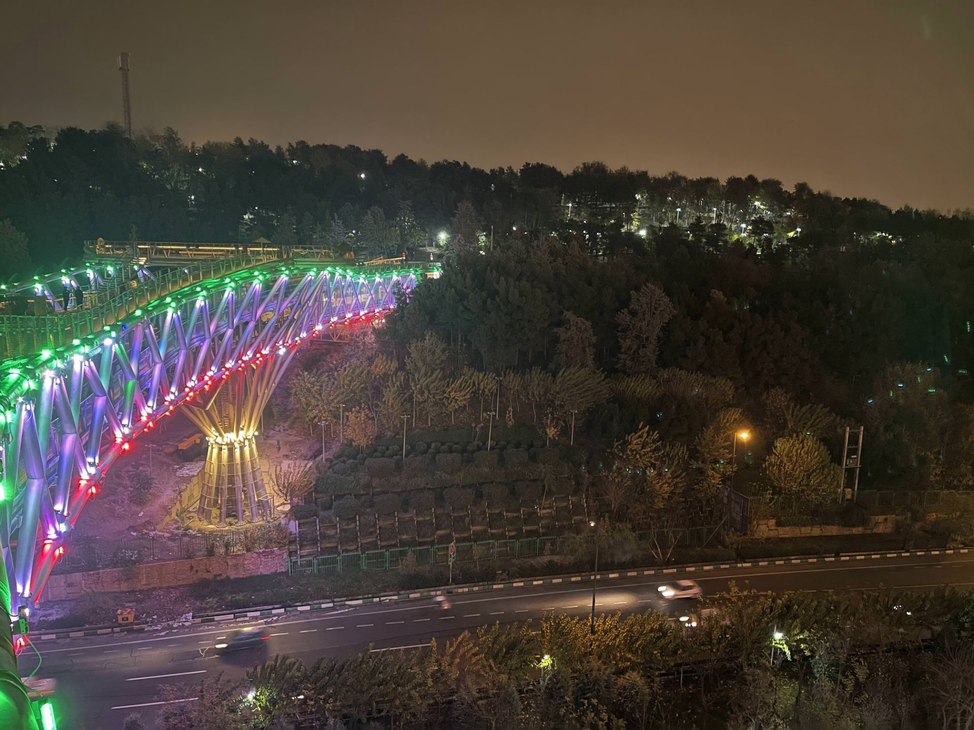 نمونه‌عکس دوربین اصلی آیفون ۱۲ پرو مکس در تاریکی - نورپردازی پل طبیعت تهران در شب