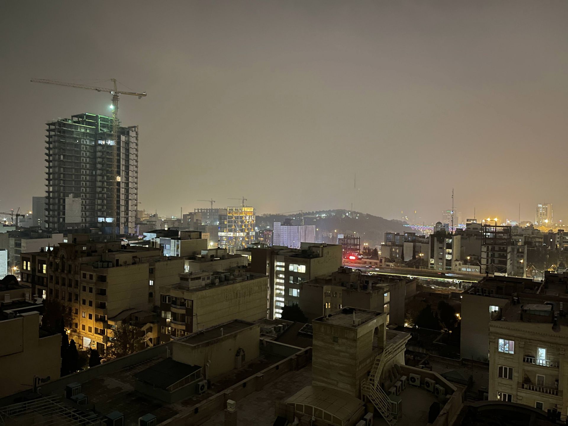 نمونه‌عکس دوربین اصلی آیفون ۱۲ پرو مکس در تاریکی - ساختمان‌های خیابان جردن تهران