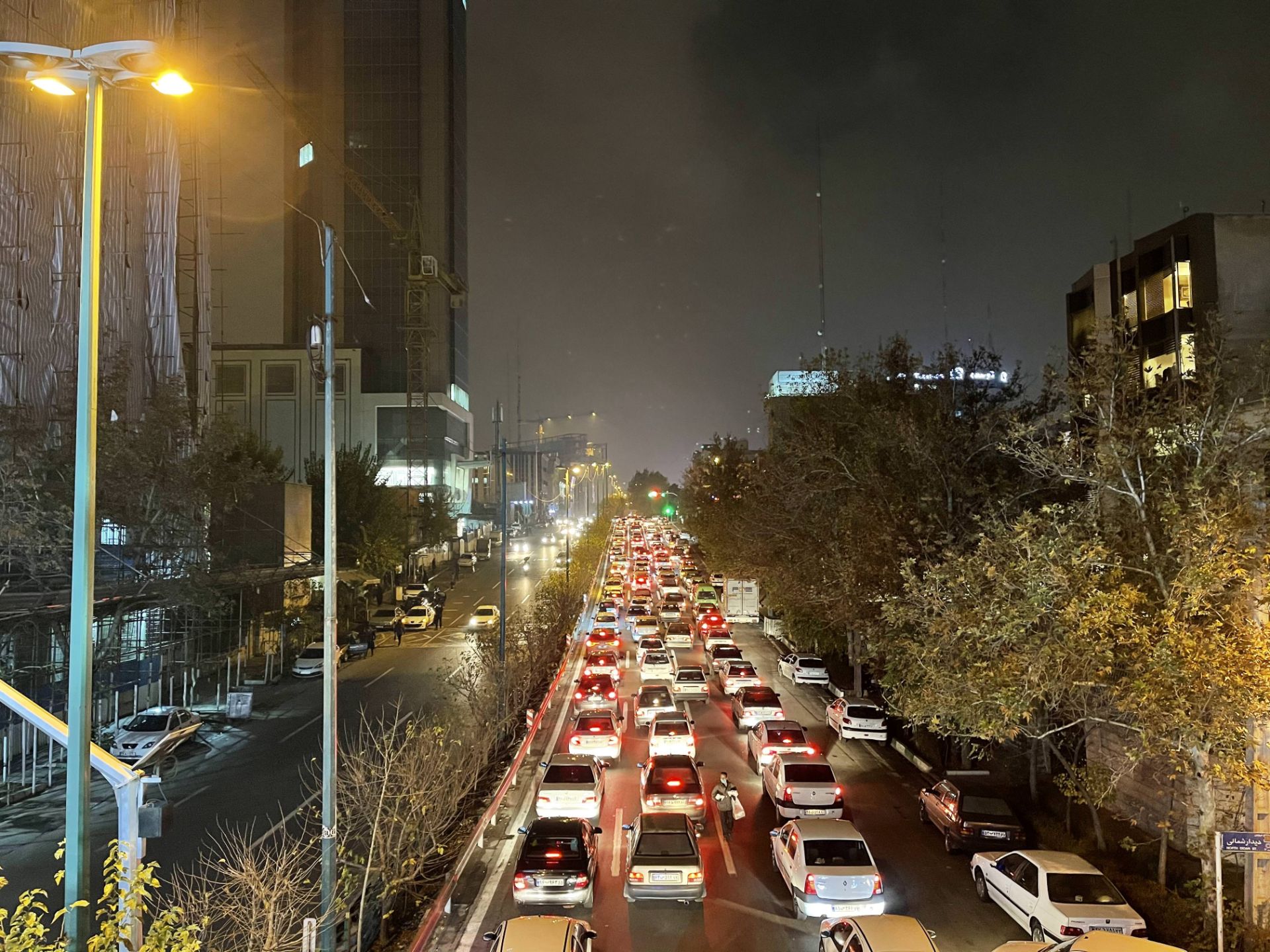 نمونه‌عکس دوربین اصلی آیفون ۱۲ پرو مکس در تاریکی - ترافیک بزرگراه حقانی