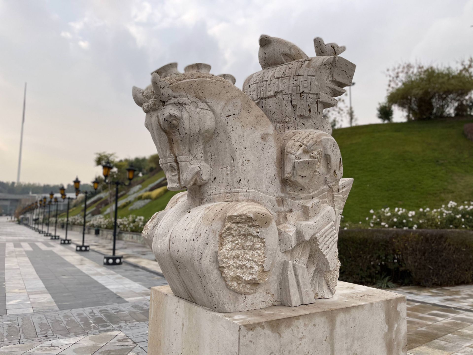 نمونه‌عکس پرتره آیفون ۱۲ پرو مکس - مجسمه‌ای در باغ کتاب تهران