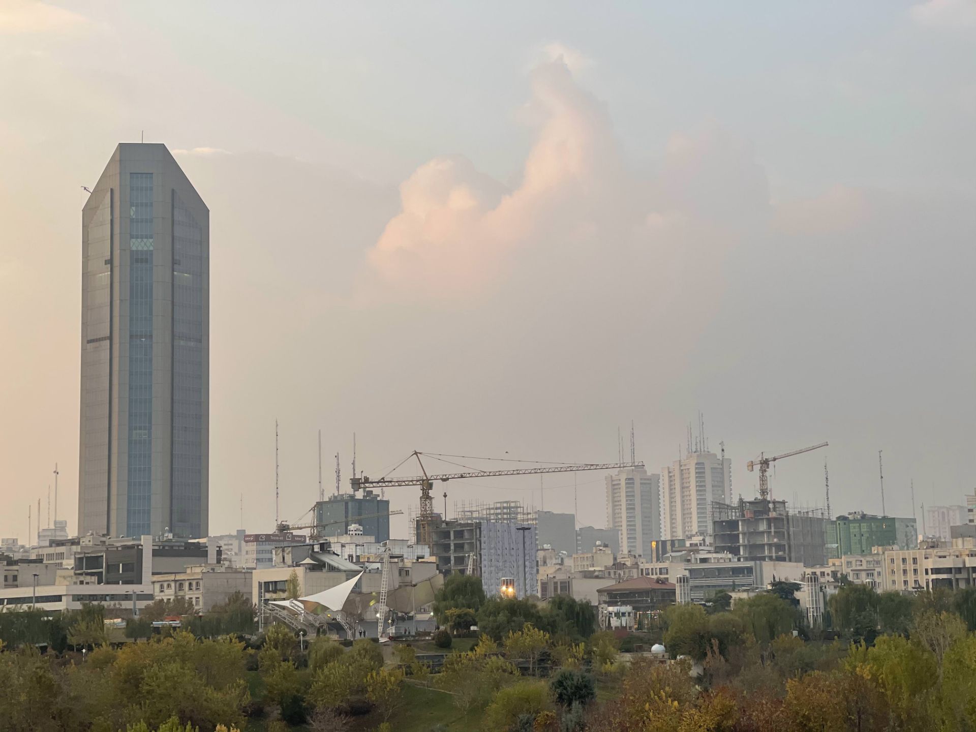نمونه عکس دوربین تله‌فوتو آیفون ‍۱۲ پرو مکس در طول روز - منظره‌ تهران از روی پل طبیعت
