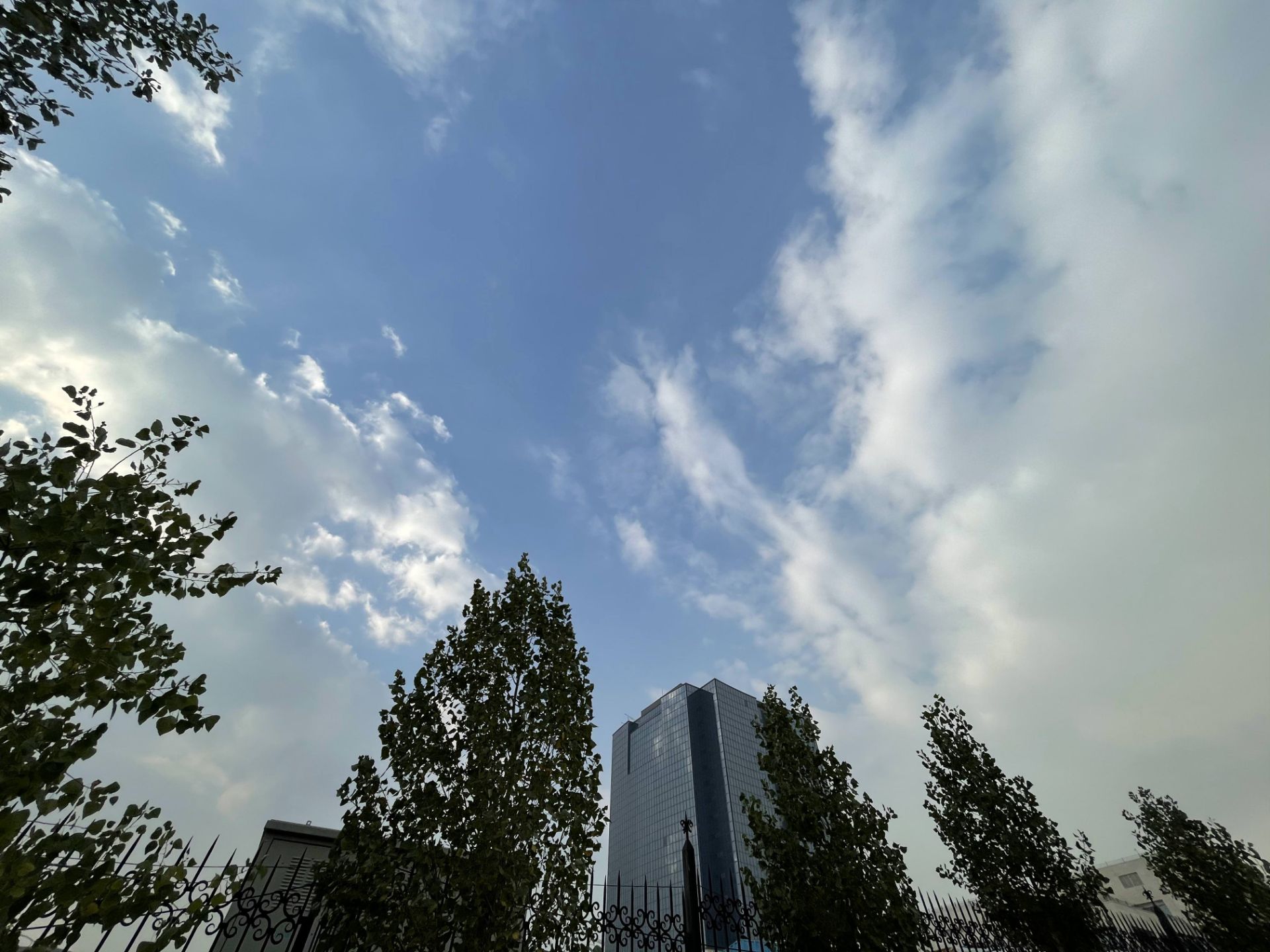 نمونه‌عکس دوربین اولتراواید آیفون ۱۲ پرو مکس - نمای عریض از ساختمانی در باغ کتاب تهران