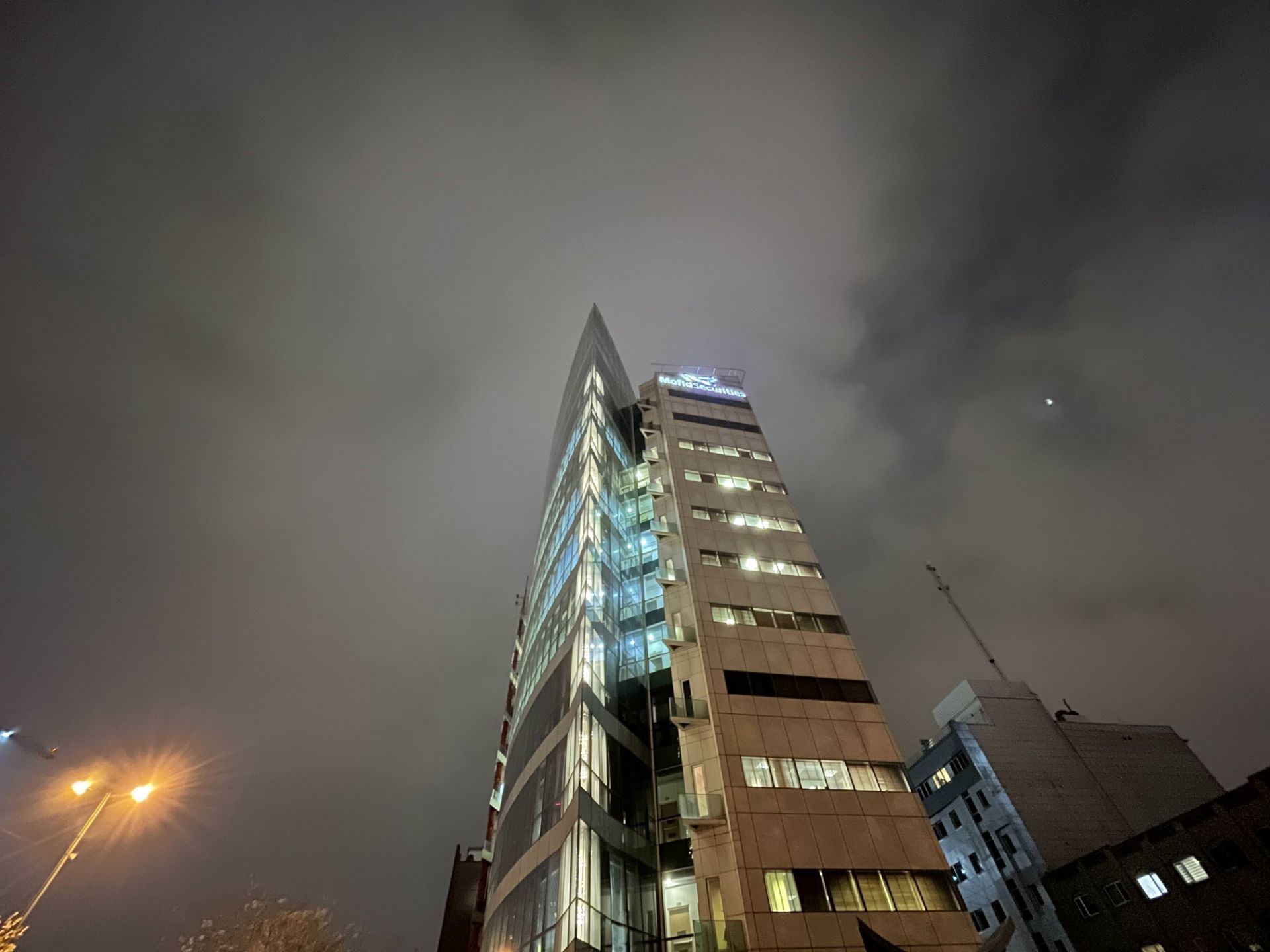نمونه‌عکس دوربین اولتراواید آیفون ۱۲ پرو مکس در تاریکی - ساختمان کارگزاری مفید