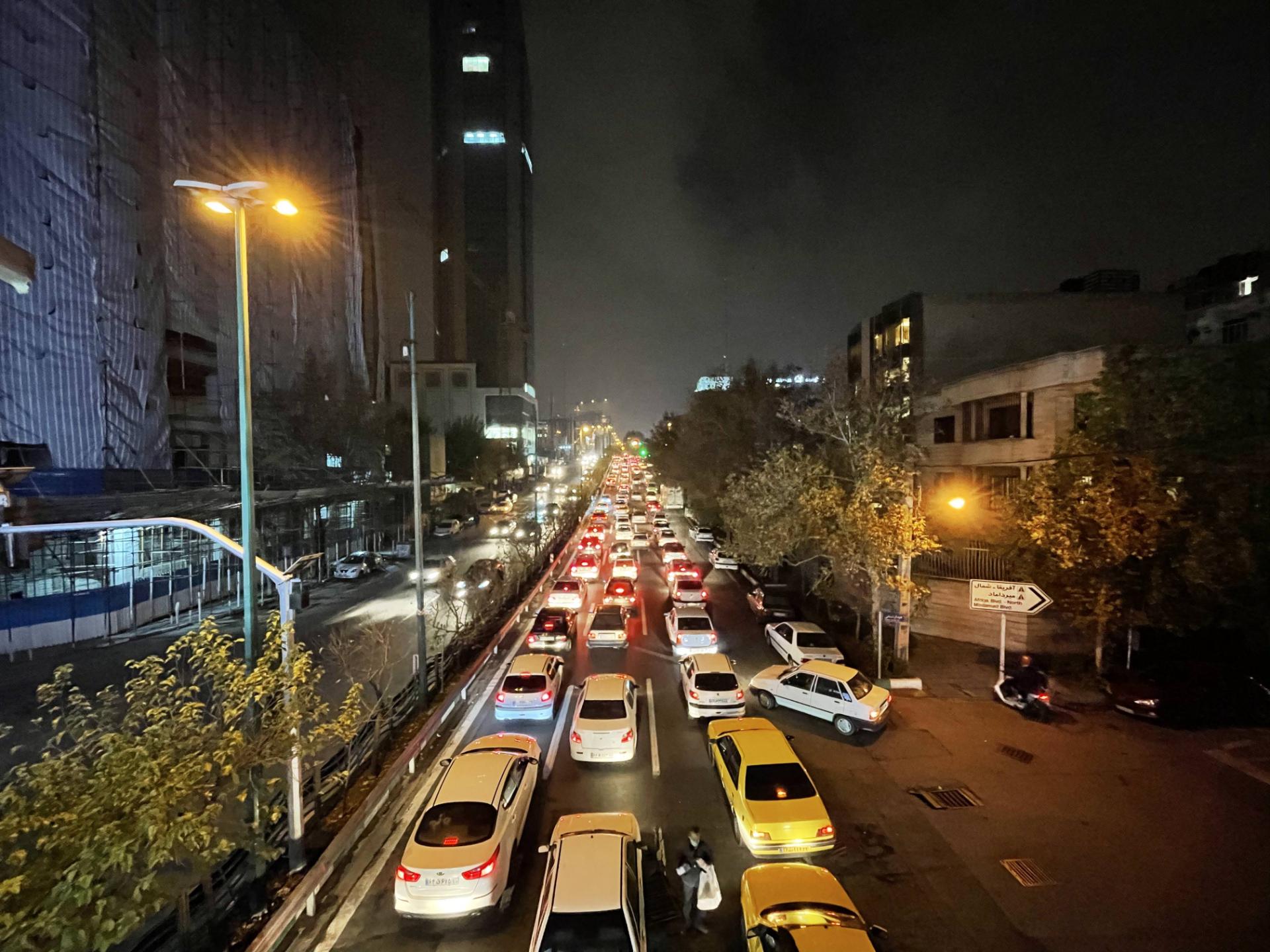 نمونه‌عکس دوربین اولتراواید آیفون ۱۲ پرو مکس در تاریکی - ترافیک بزرگراه حقانی
