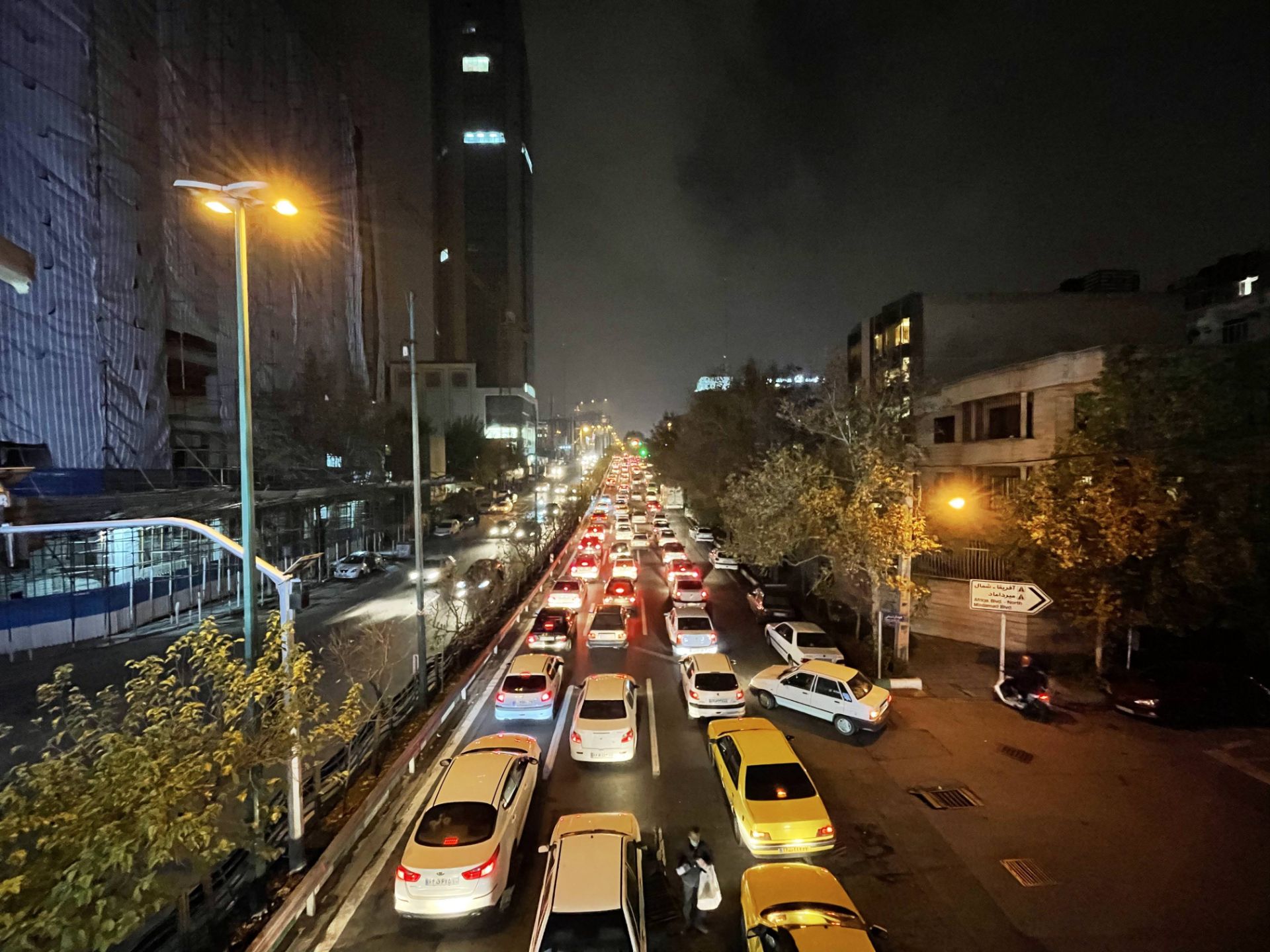 نمونه‌عکس دوربین اولتراواید آیفون ۱۲ پرو مکس در تاریکی - ترافیک بزرگراه حقانی