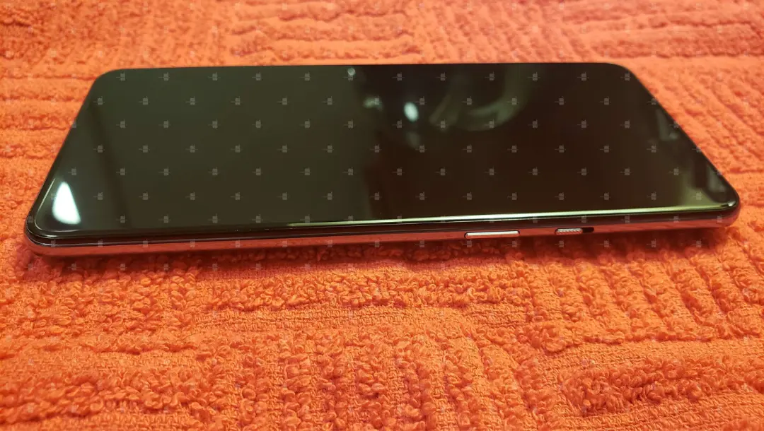 لبه سمت راست وان پلاس ۹ / OnePlus 9 5G فاش شد