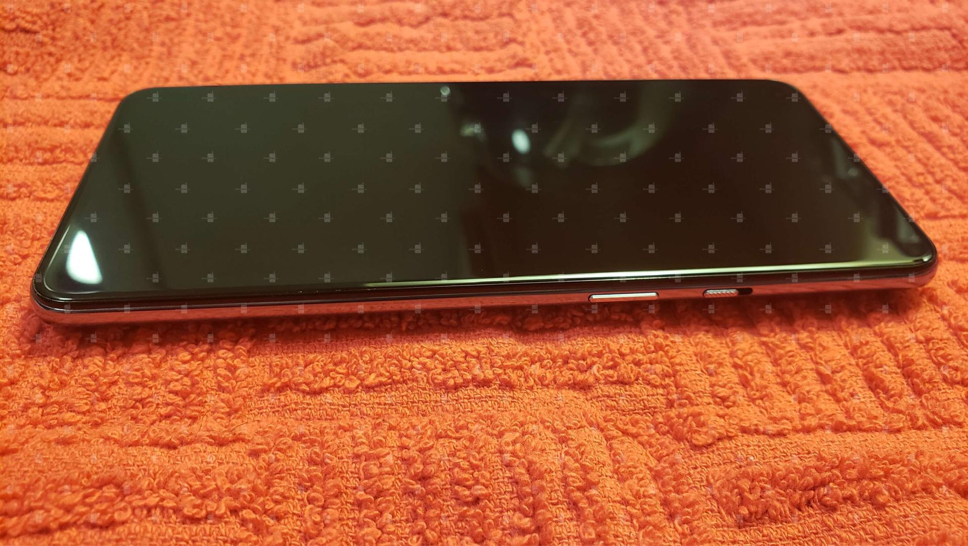 لبه سمت راست وان پلاس ۹ / OnePlus 9 5G فاش شد