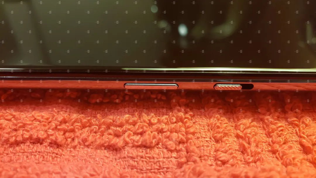 نمای نزدیک دکمه لغزنده وان پلاس ۹ / OnePlus 9 5G سمت راست فاش شده
