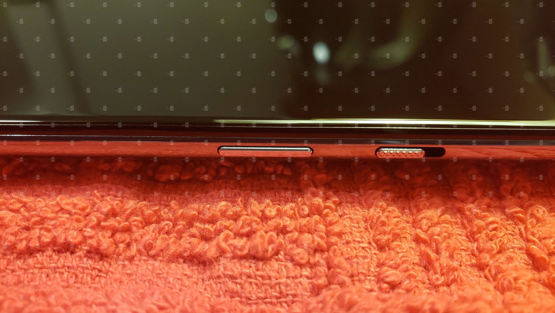 نمای نزدیک دکمه لغزنده وان پلاس ۹ / OnePlus 9 5G سمت راست فاش شده