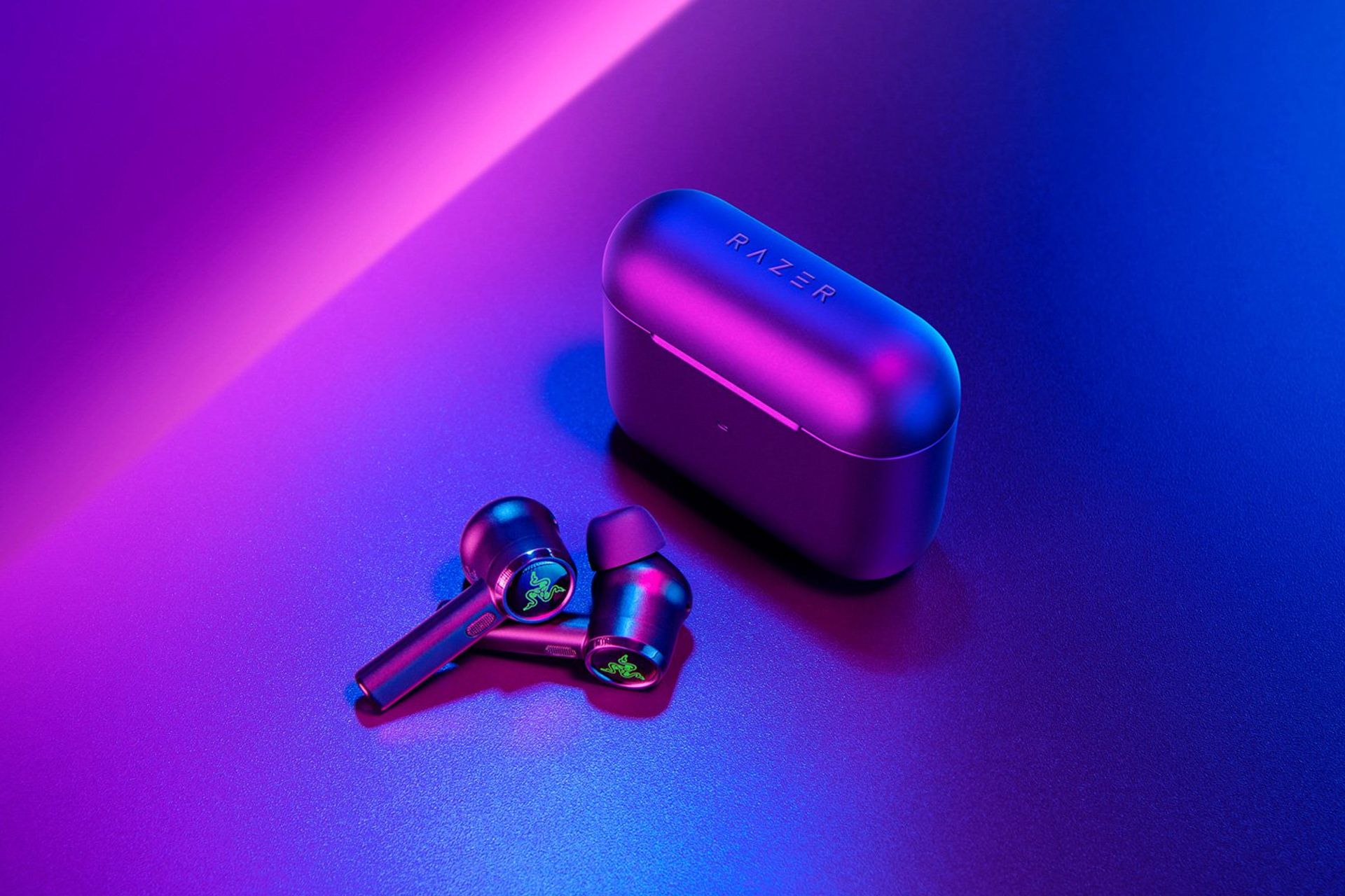 هدفون ریزر همرهد ترو وایرلس پرو / Razer Hammerhead True Wireless Pro در کنار کیس روی زمین