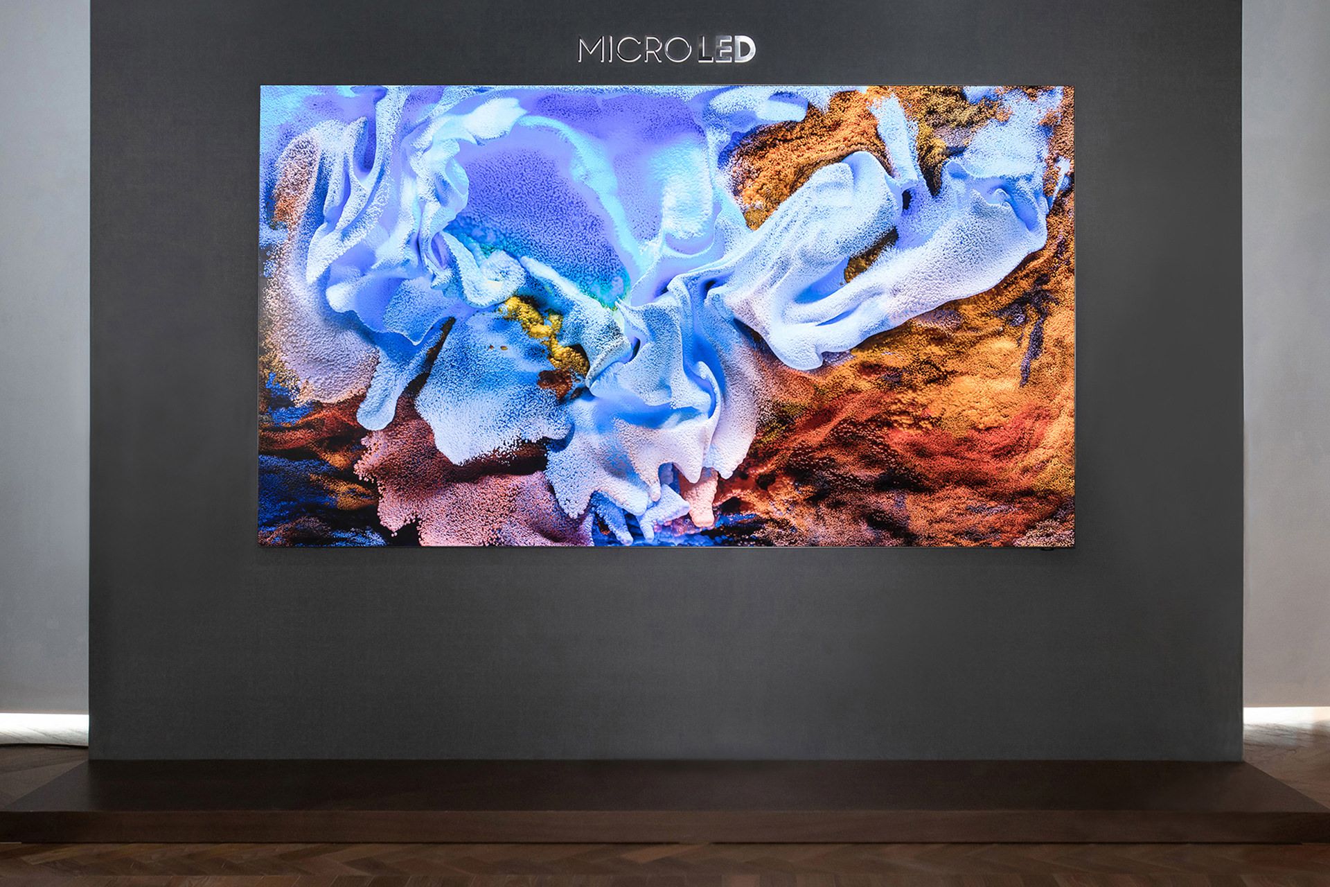 نمای جلو تلویزیون 110 میکرو LED سامسونگ