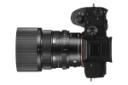 لنز سیگما 65mm F2 DG DN در حالت متصل به دوربین از نمای بالا
