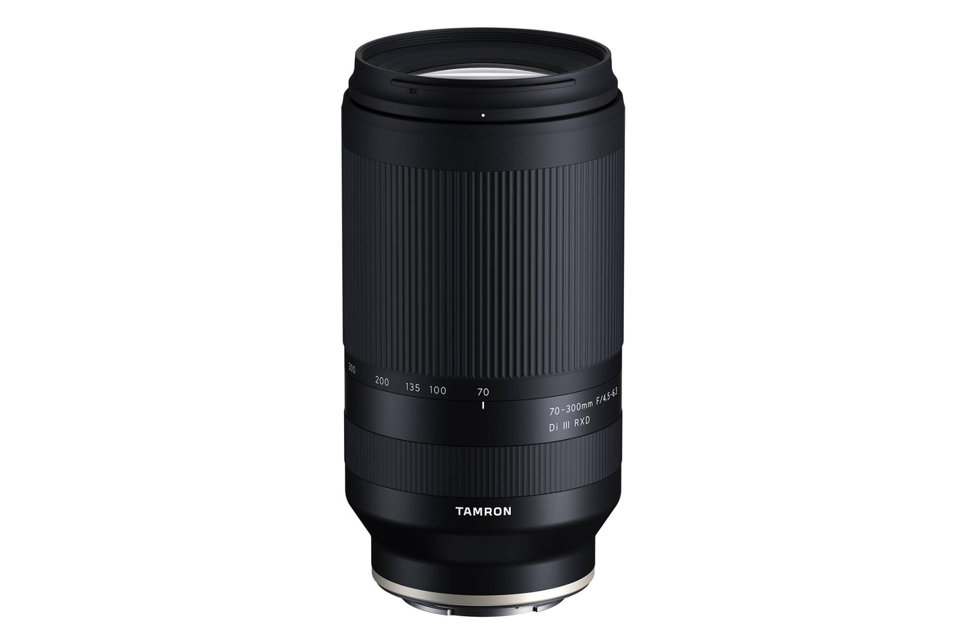لنز تامرون 300-70 میلی‌متر F4.5 6.3 در حالت ایستاده