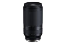 لنز تامرون 300-70 میلی‌متر F4.5 6.3 در حالت ایستاده