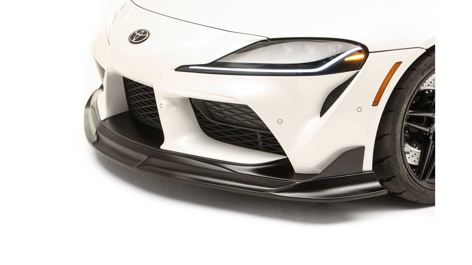 نمای جلوپنجره تویوتا GR سوپرا اسپرت تاپ / Toyota GR Supra Sport Top سفید رنگ