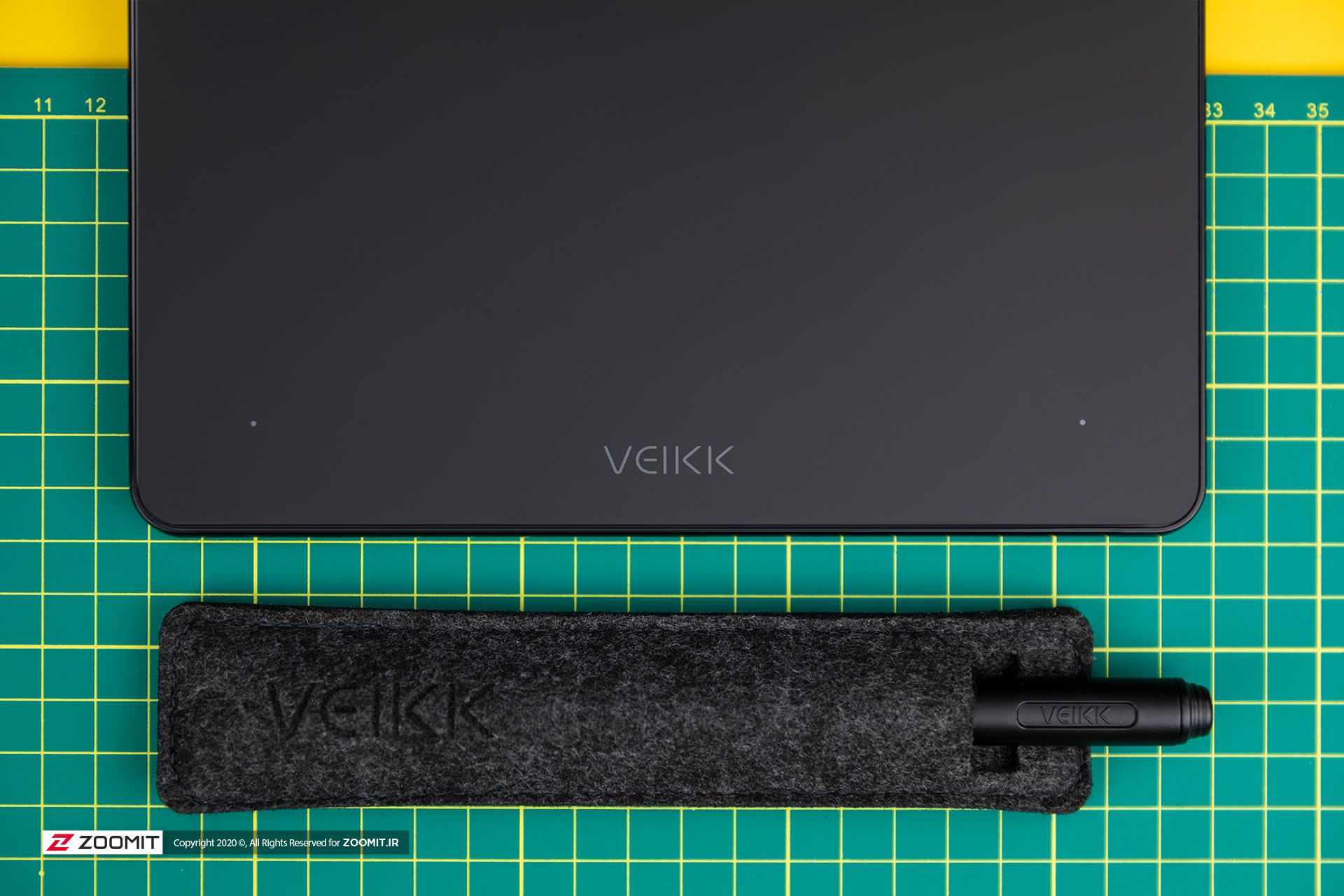 لوگو قلم نوری Veikk به همراه قلم در کیف پارچه‌ای مخصوص