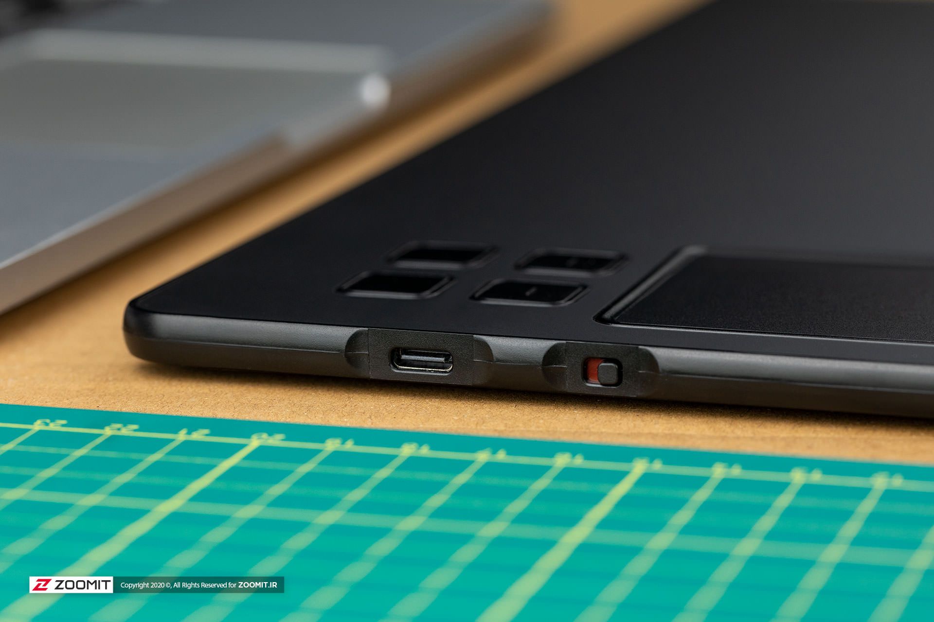 درگاه USB Type C و سوییچ خاموش و روشن ترک پد قلم نوری