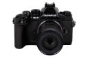 لنز ونوس لائووا 50mm f2.8 در حالت بسته شده روی دوربین