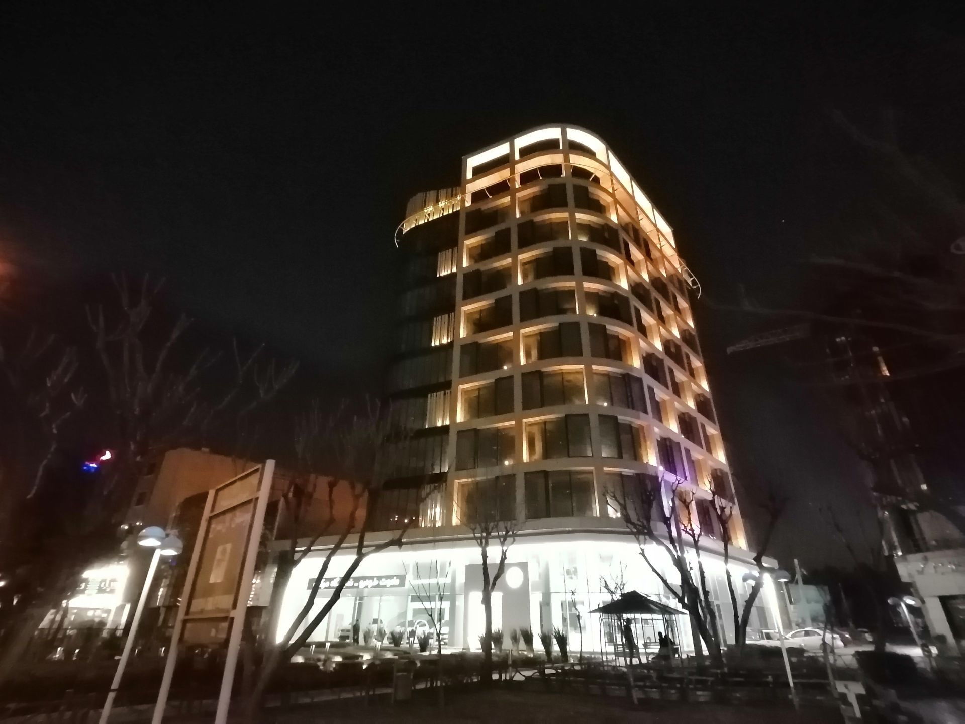 نمونه‌عکس‌ Y9s در طول شب