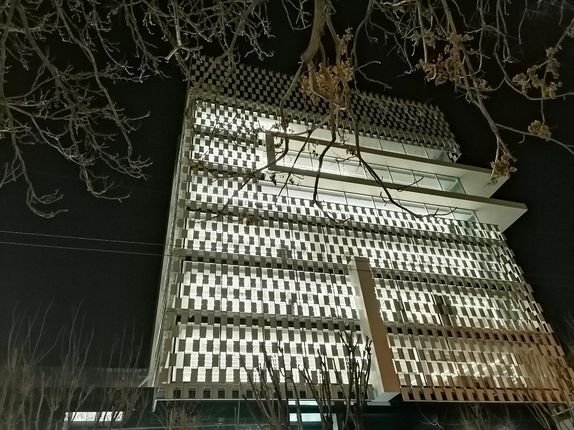 نمونه‌عکس‌ Y9s در طول شب