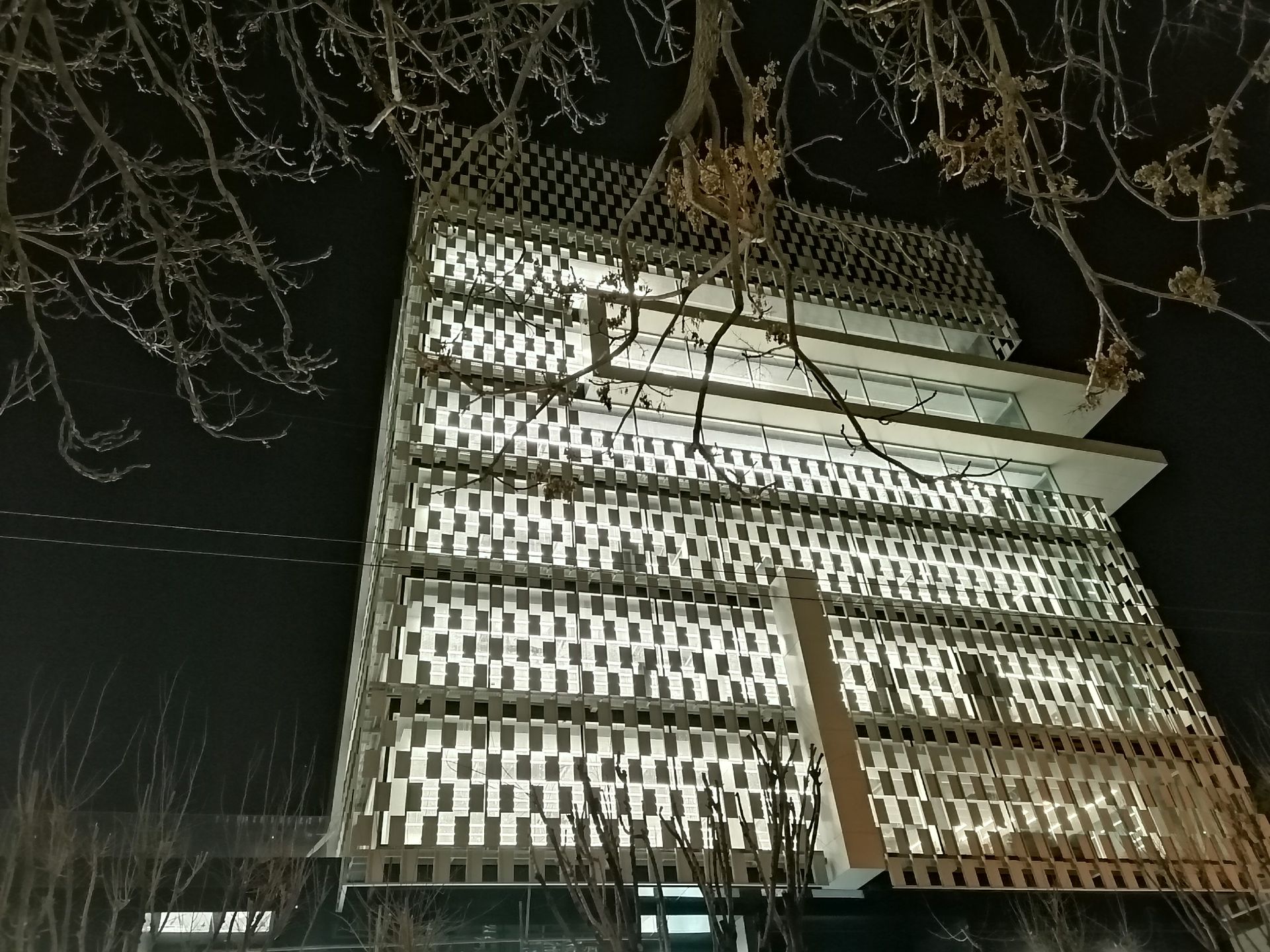 نمونه‌عکس‌ Y9s در طول شب