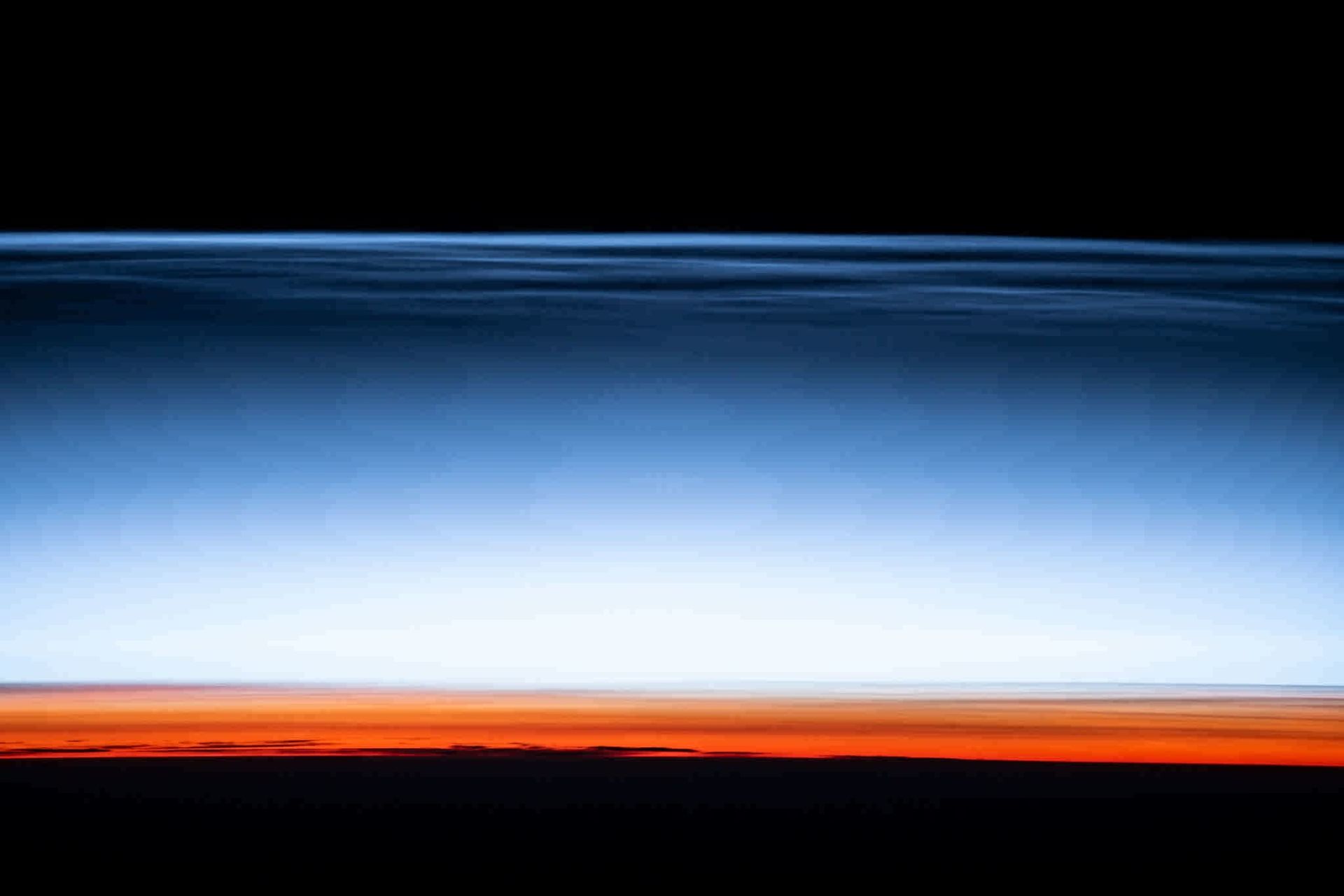 ابرهای شب‌تاب از نمای ایستگاه فضایی