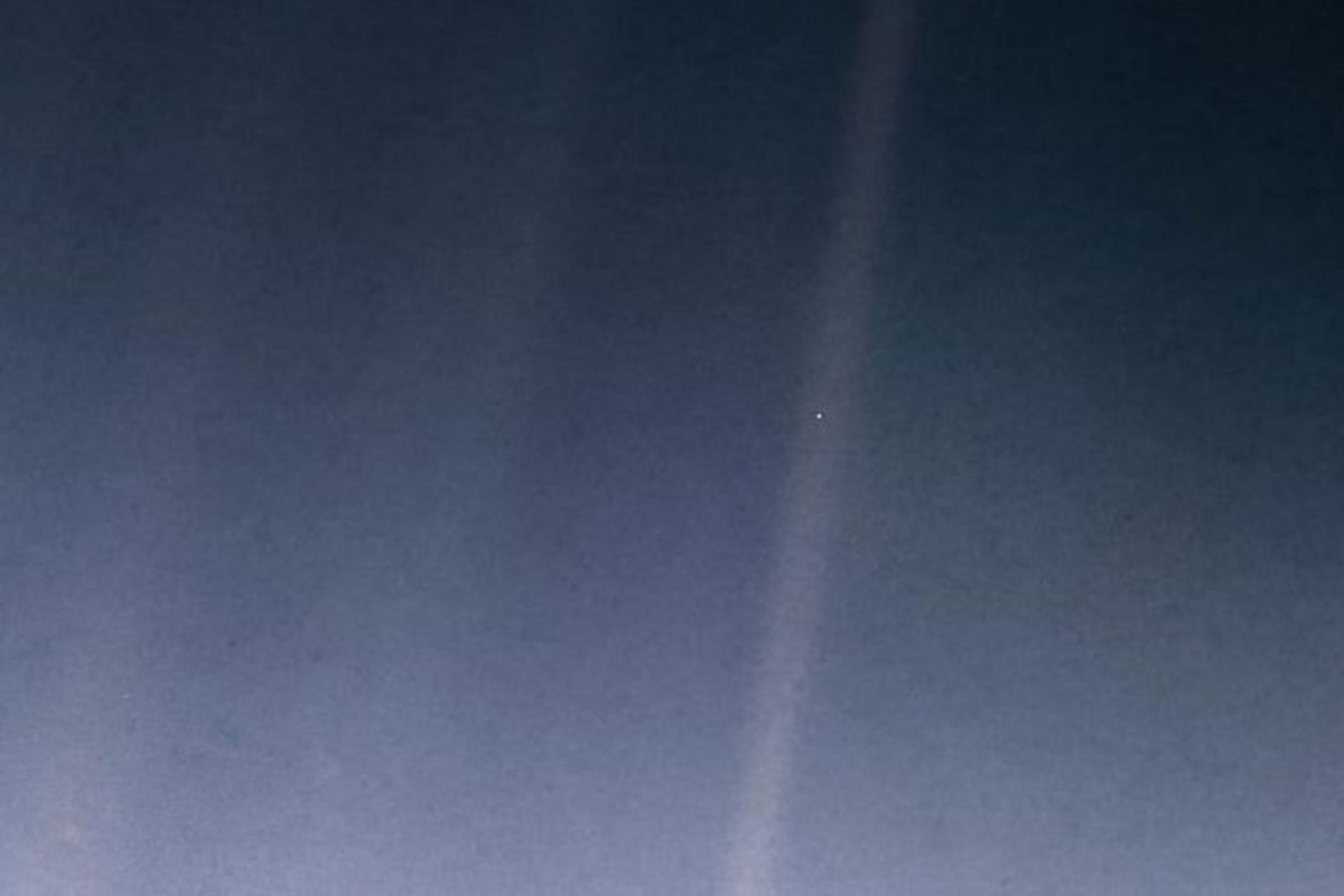 ناسا تصویر معروف نقطه آبی کمرنگ را بازسازی کرد