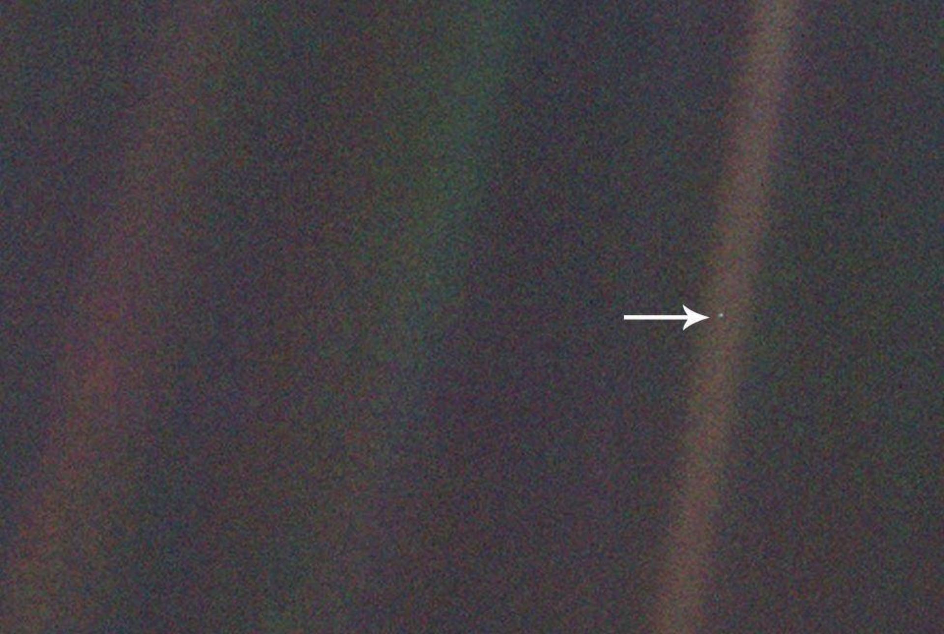 Pale Blue Dot / نقطه آبی کمرنگ