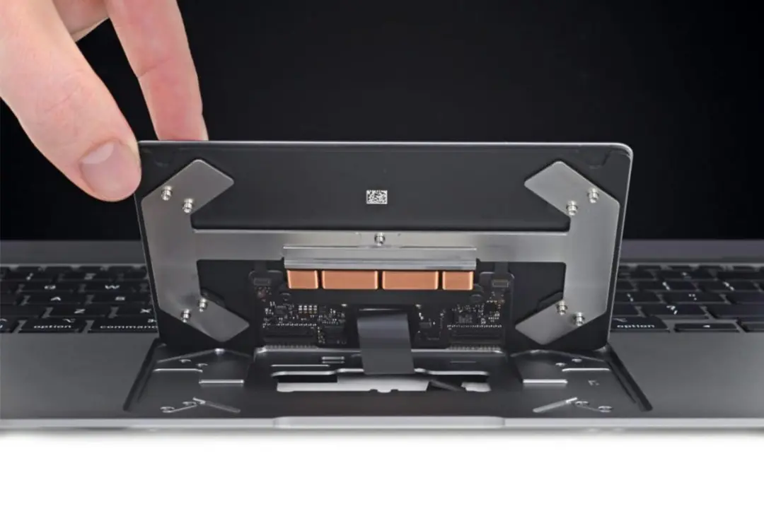iFixit / مک‌بوک ایر /  پد لمسی