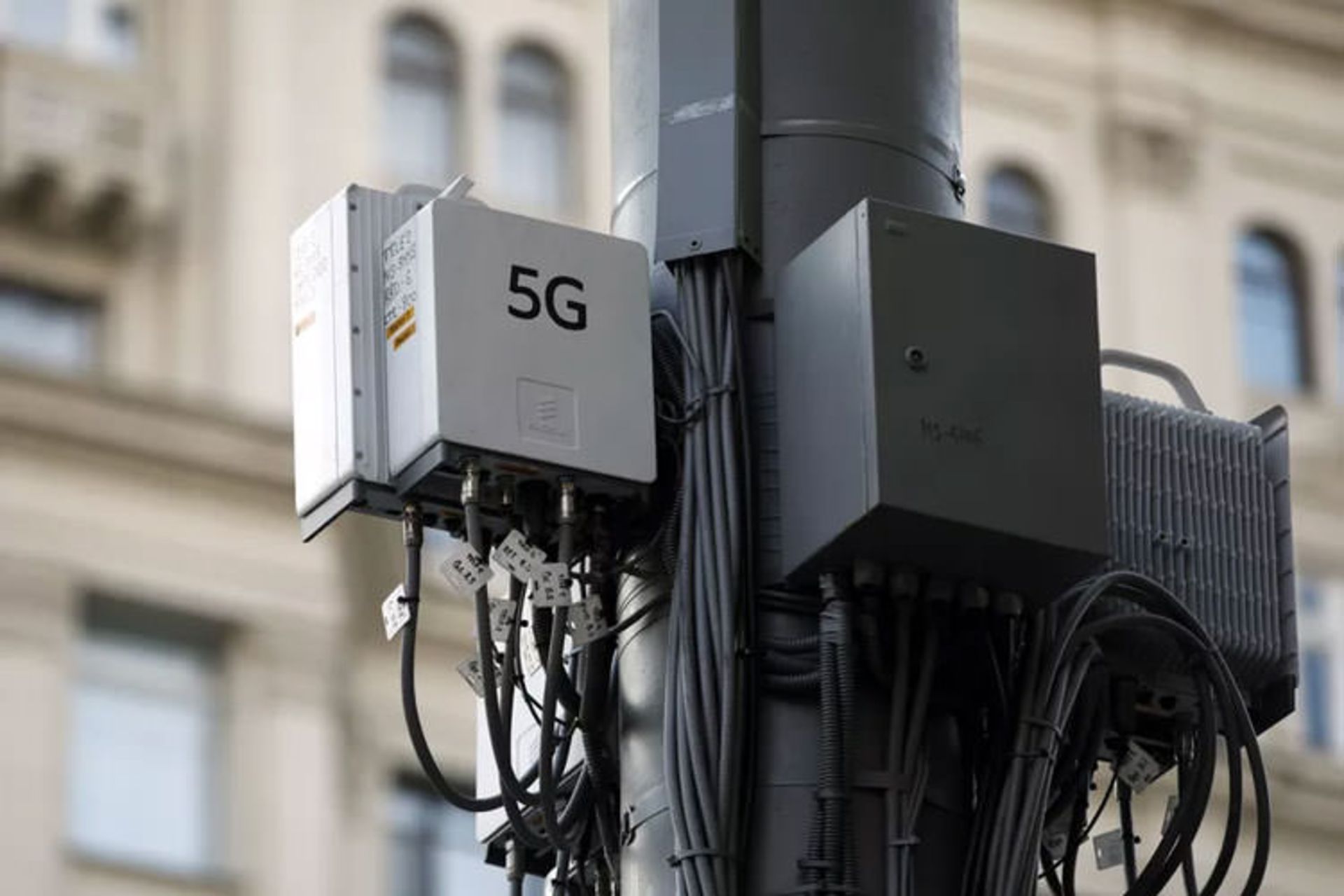 برج مجهز به آنتن ارتباطات 5G