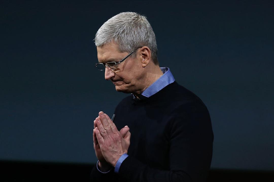 تیم کوک در حال تفکر / Tim Cook