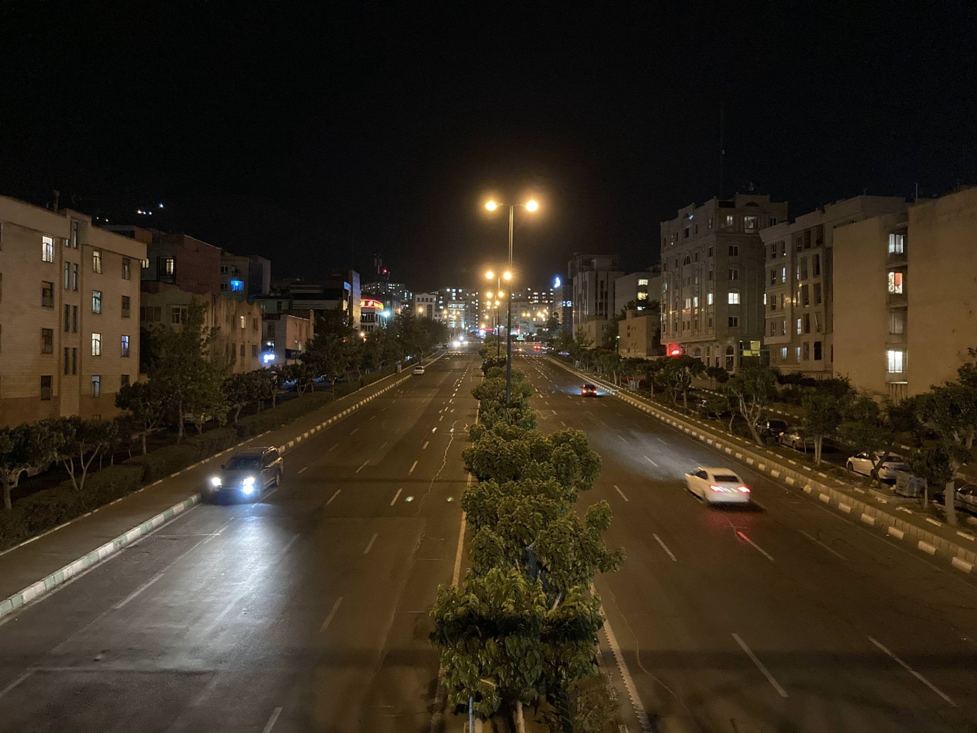 آیفون اس ای 2020 / iPhone SE 2020 نمونه تصویر عکاسی در شب 08