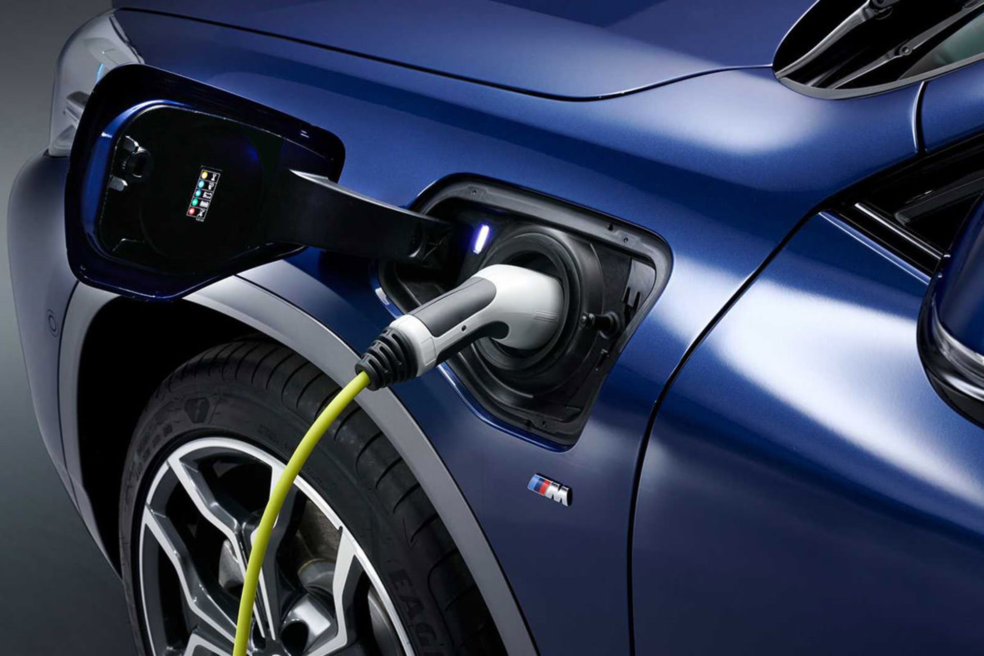 X2 xDrive25e بی‌ام‌و